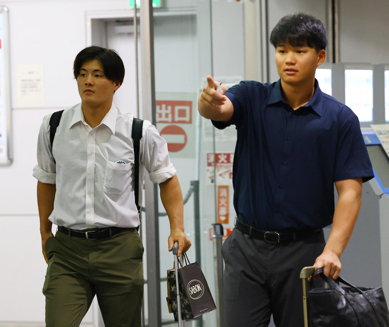 試合が中止になり、帰阪する阪神前川（左）と森下（撮影・藤尾明華）