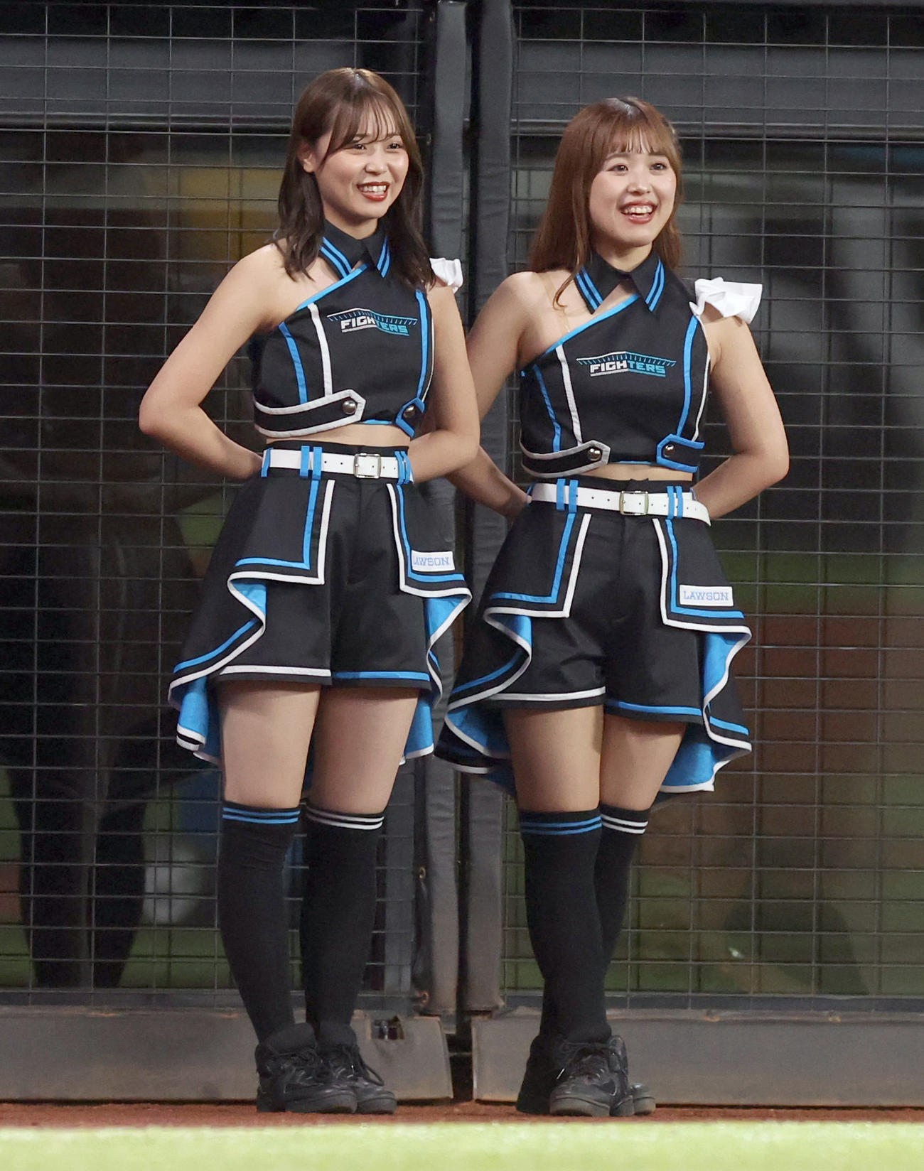 2024年8月、エスコンフィールド1周年ユニホームでグラウンドに現れるファイターズガール