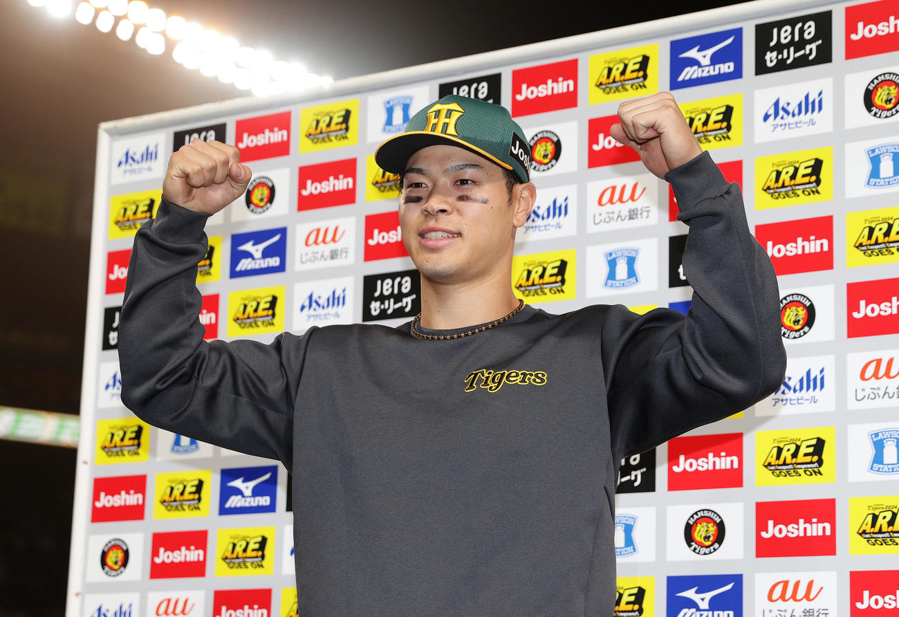 阪神対巨人　ヒーローインタビューを終えお立ち台でガッツポーズする阪神佐藤輝明（撮影・前田充）＝2024年4月18日、甲子園球場