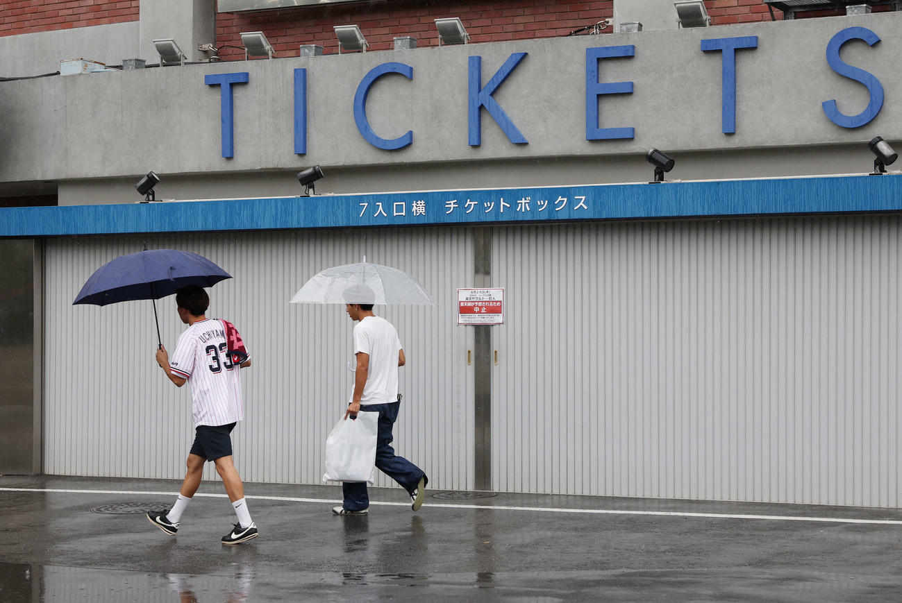 ヤクルト対巨人　悪天候が予想されるため中止となった神宮球場（撮影・宮地輝）
