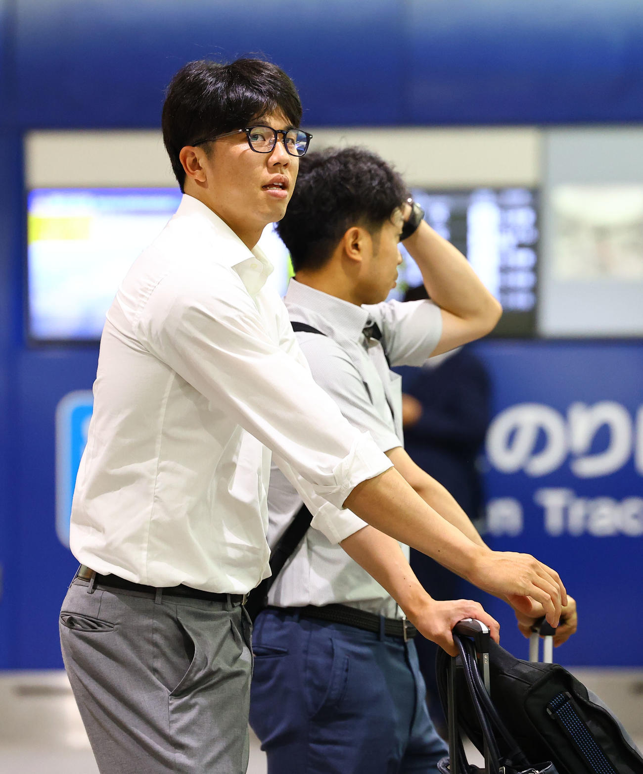 試合が中止になり、帰阪する阪神才木（撮影・藤尾明華）