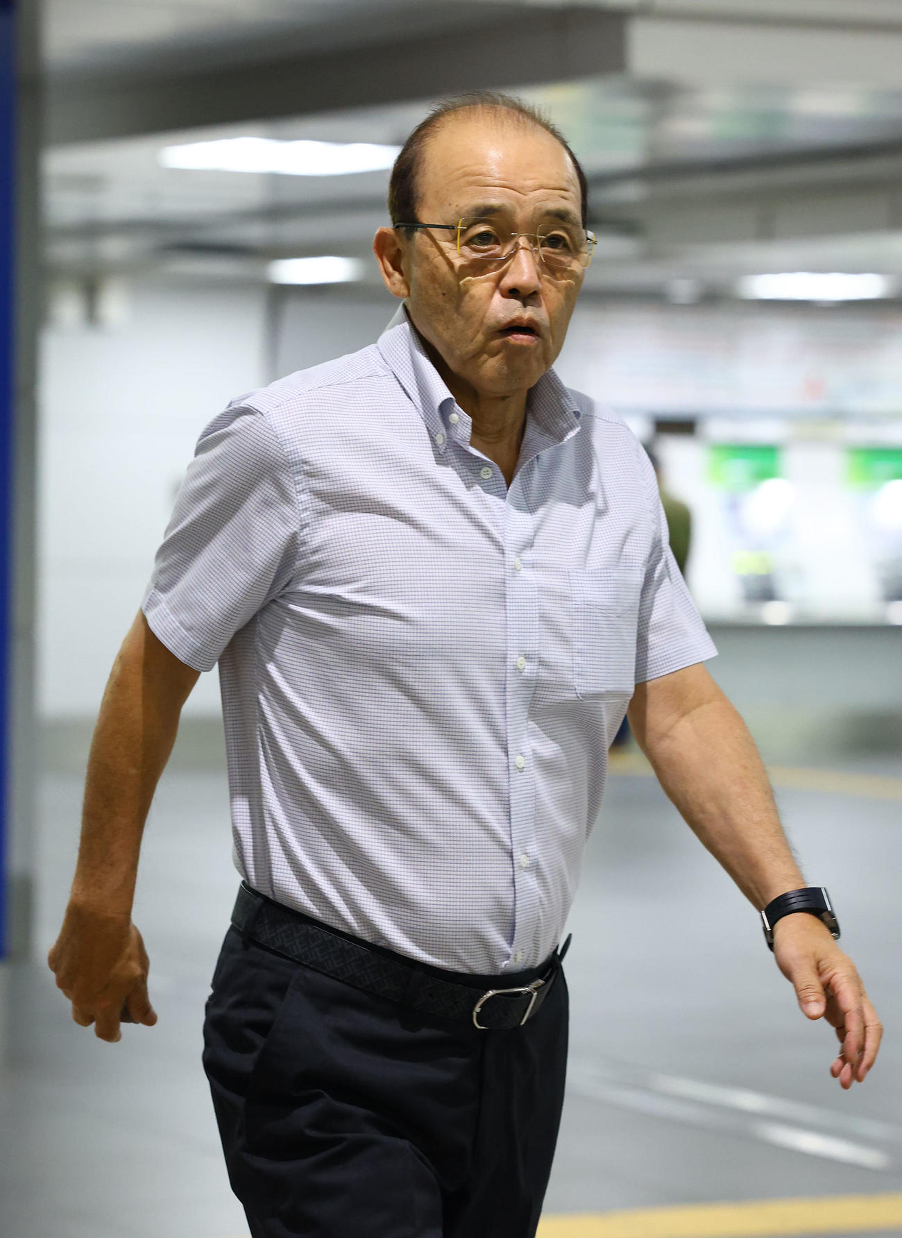 試合が中止になり、帰阪する阪神岡田監督（撮影・藤尾明華）