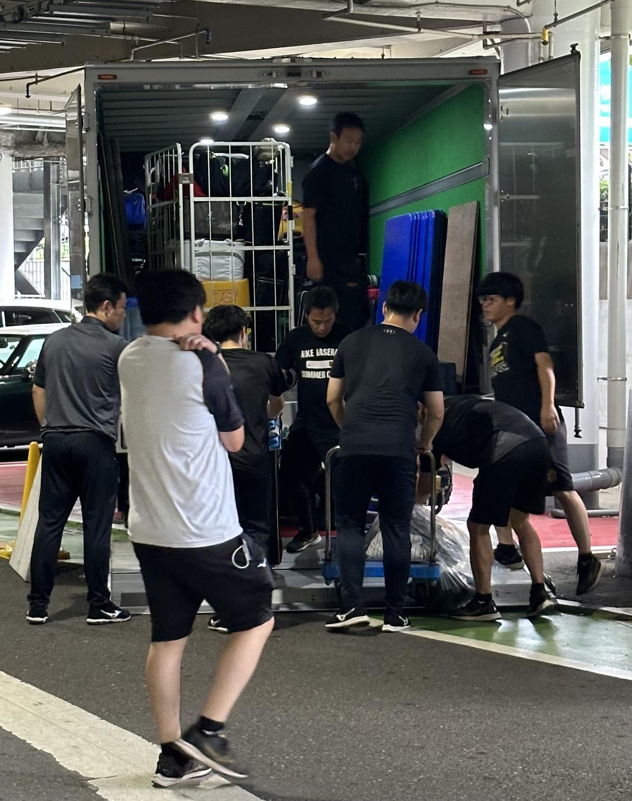 DeNA－阪神戦が中止となり、運び出される阪神の荷物（撮影・垰建太）