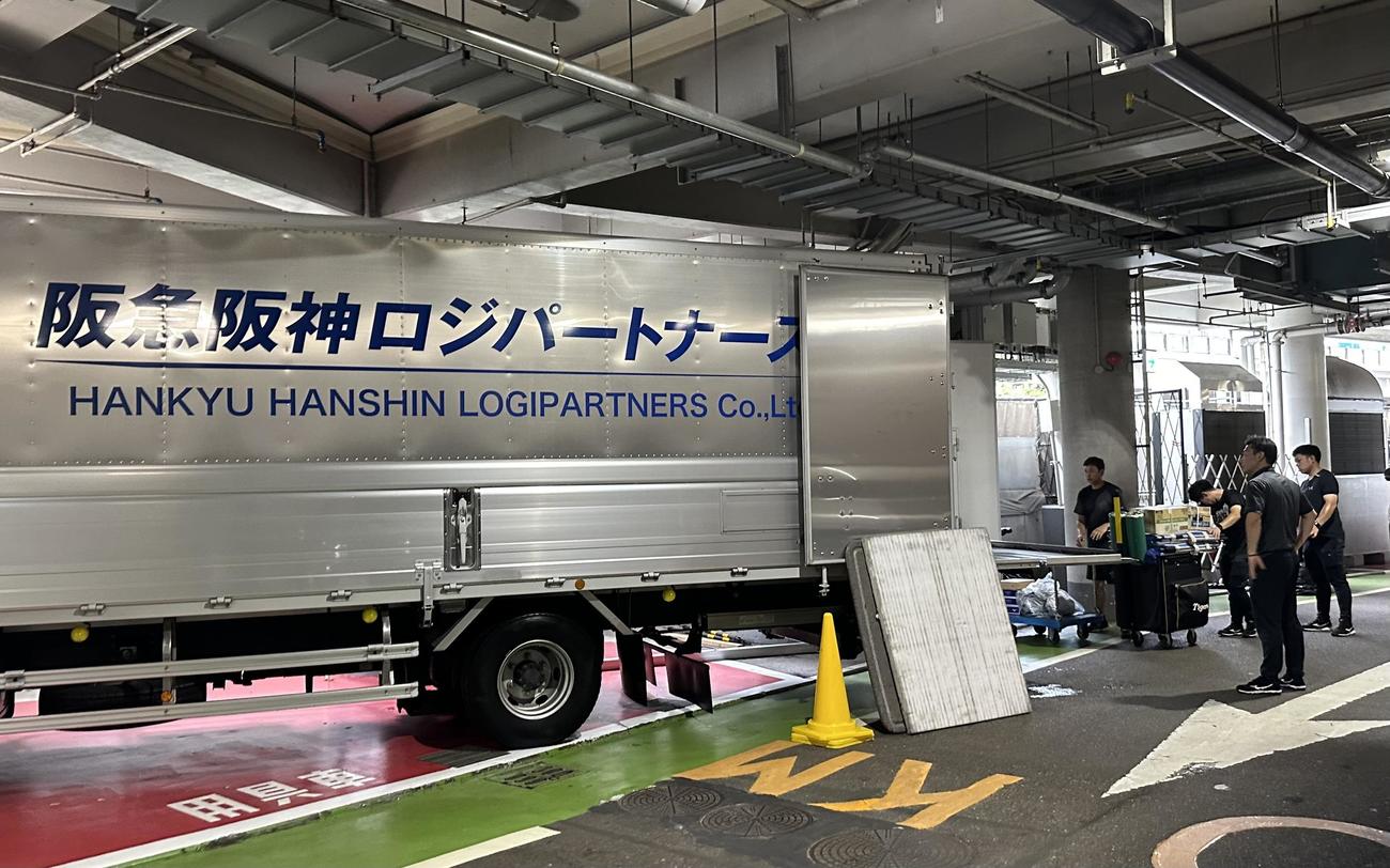 阪神対DeNA　試合が中止となり運び出される阪神の荷物（撮影・垰建太）