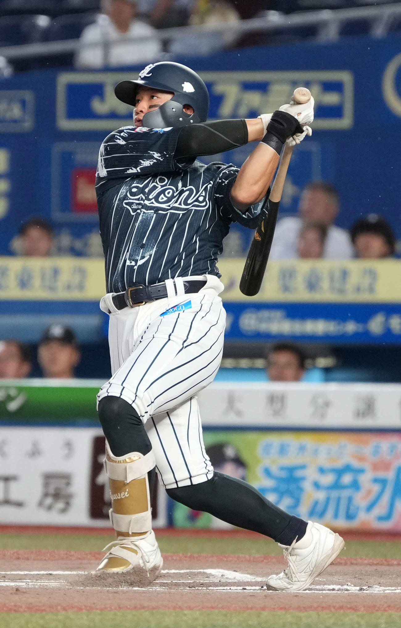 ロッテ対西武　1回表西武2死三塁、佐藤龍は左越えに先制2点本塁打を放つ（撮影・小沢裕）