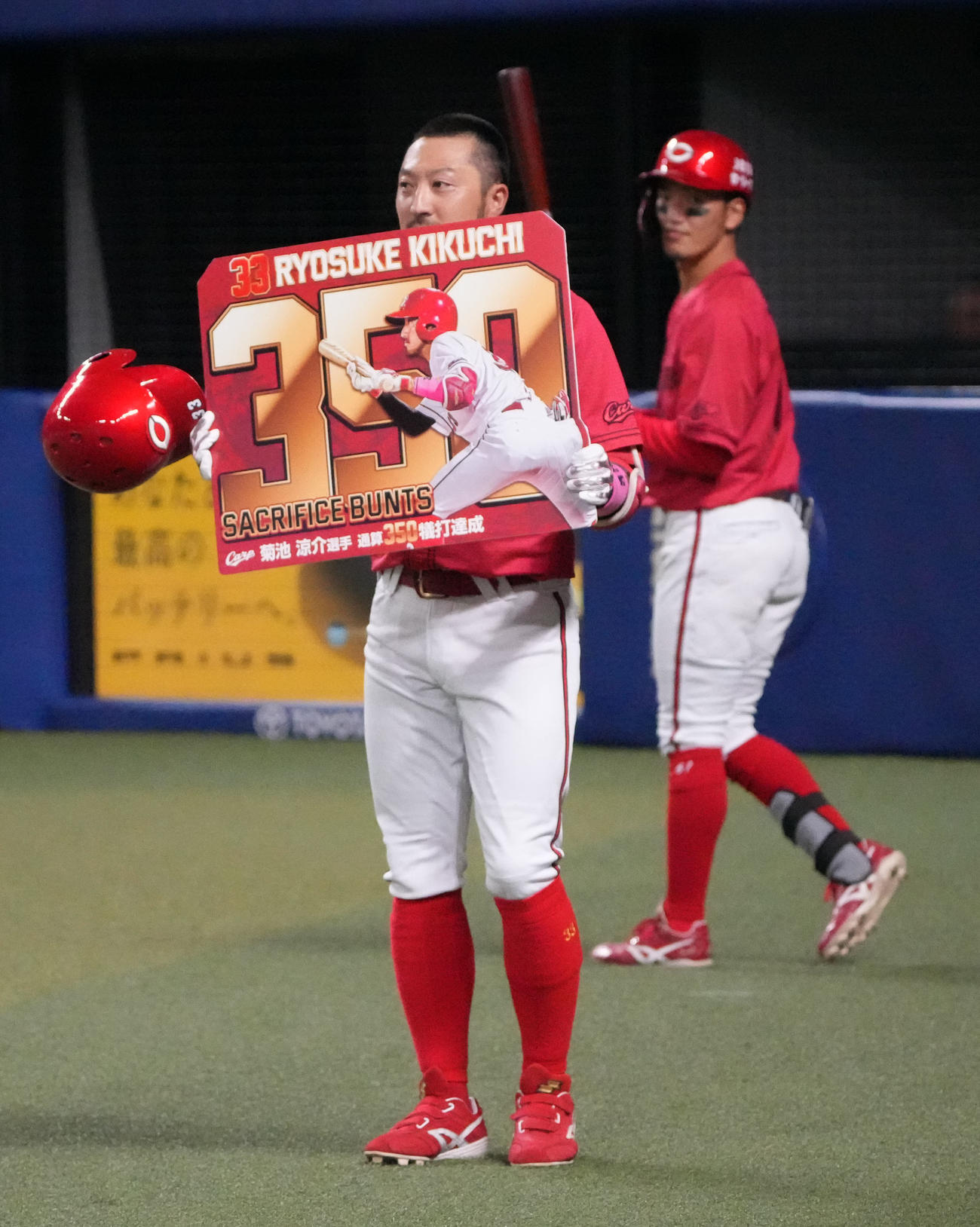 中日対広島　5回表広島無死二塁、通算350犠打を決め記念ボードを手にする菊池（撮影・森本幸一）