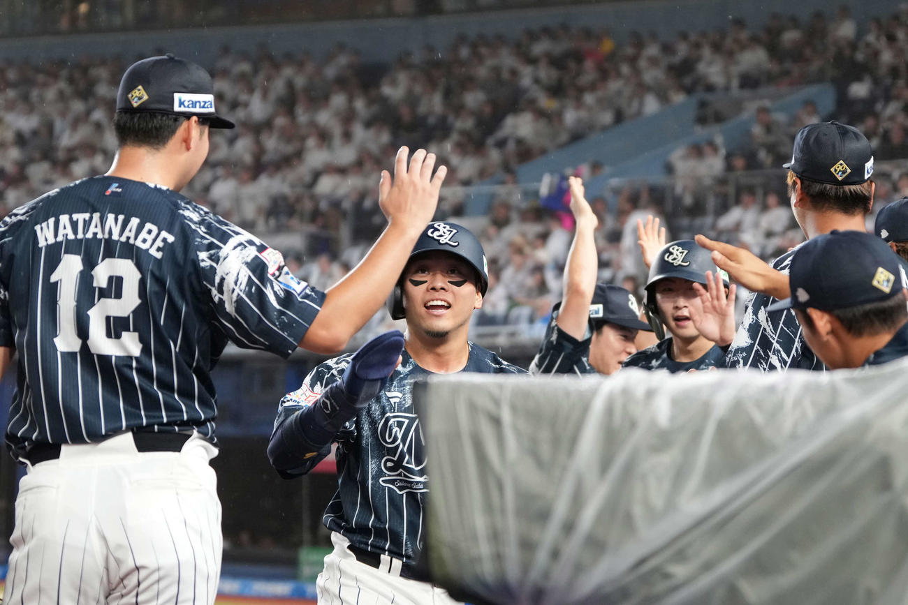 ロッテ対西武　6回表2死二、三塁、古賀の左2点適時二塁打に沸く蛭間（左から2人目）ら西武ナイン（撮影・小沢裕）