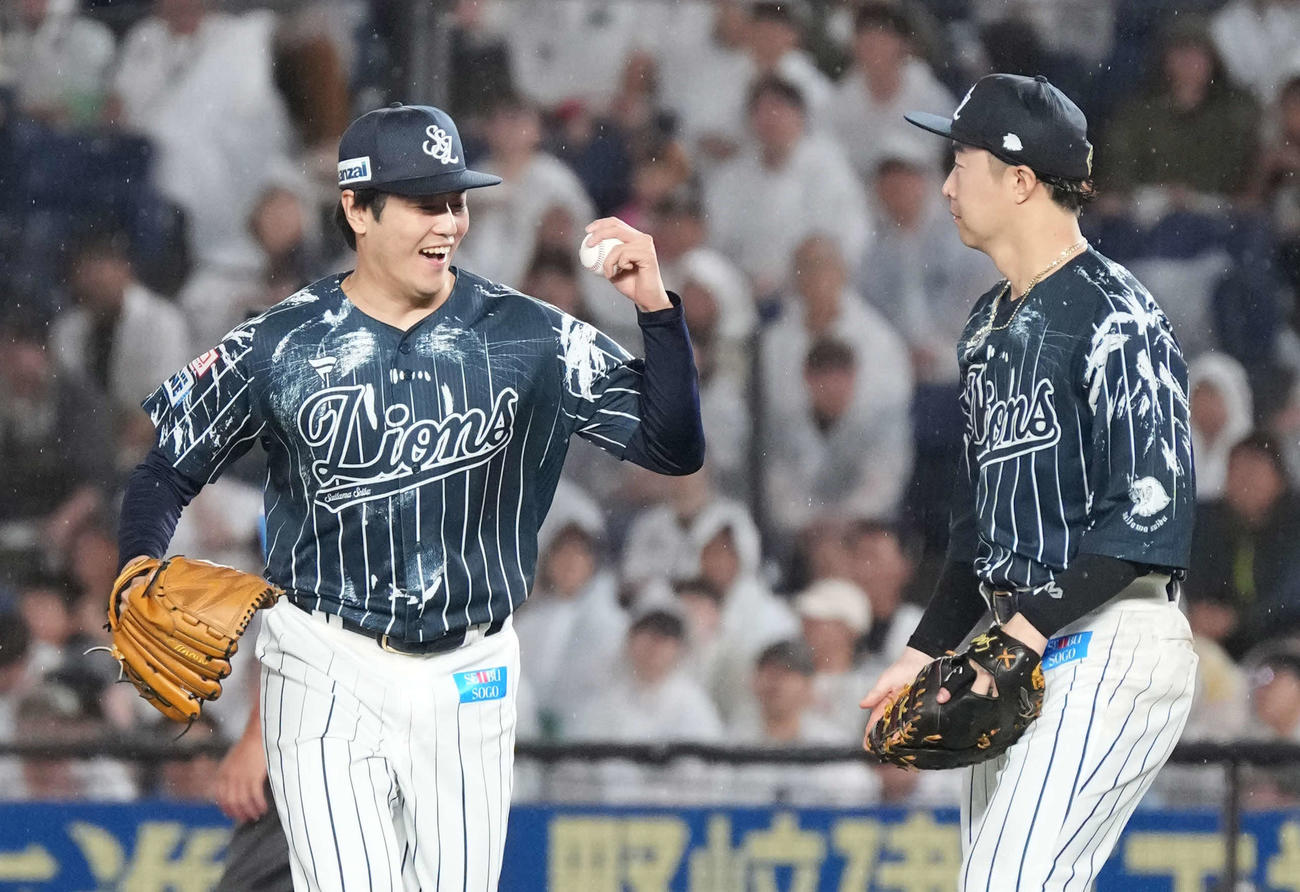 ロッテ対西武　7回裏ロッテ2死一、三塁、西武2番手で登板した佐藤隼（左）はポランコを一ゴロに仕留める（撮影・小沢裕）
