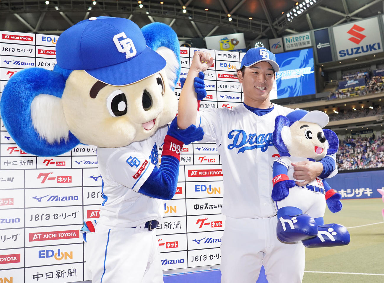 中日対広島　ドアラの祝福を受けるヒーローの宇佐見（撮影・森本幸一）