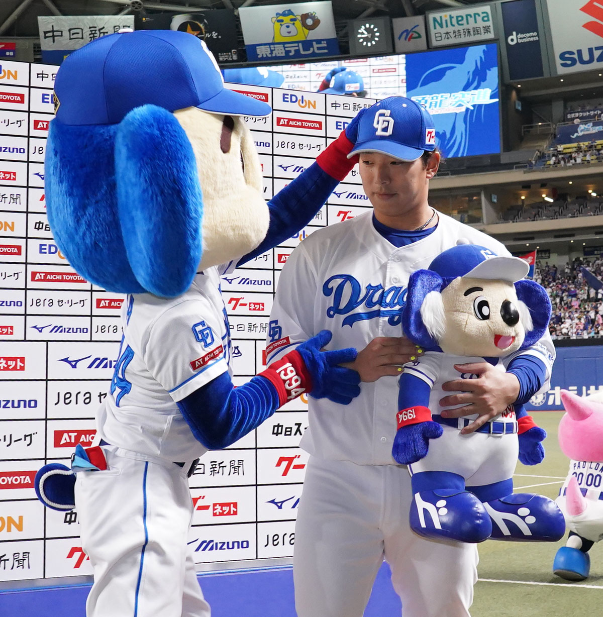 中日対広島　ドアラの祝福を受けるヒーローの宇佐見（右）（撮影・森本幸一）
