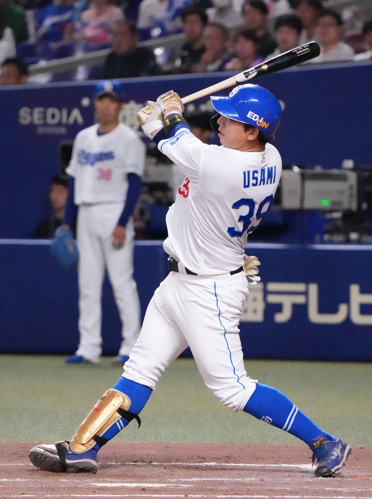 中日対広島　4回裏中日2死一塁、右越え2点本塁打を放つ宇佐見（撮影・森本幸一）