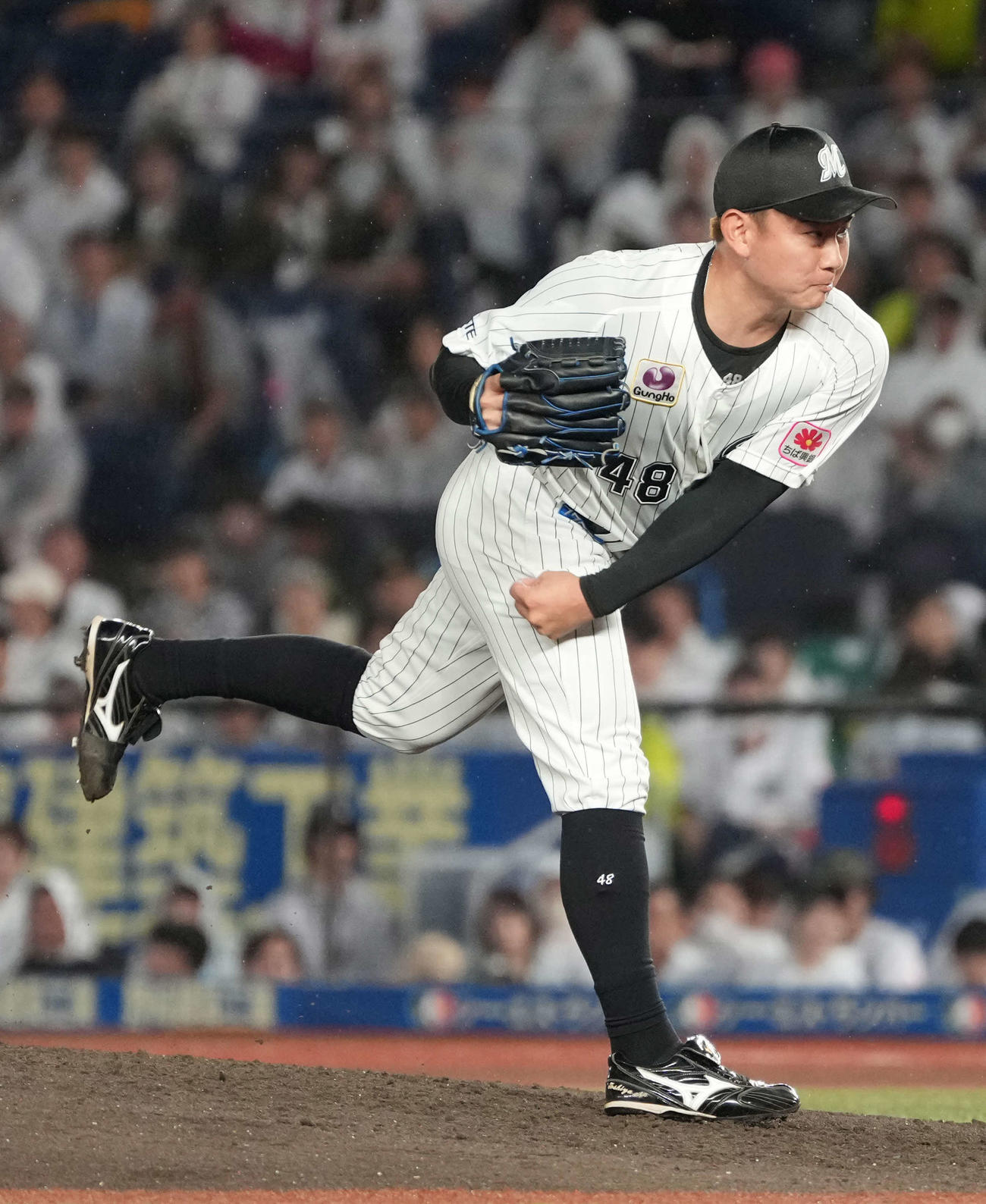 ロッテ対西武　ロッテ2番手で登板した中村稔（撮影・小沢裕）