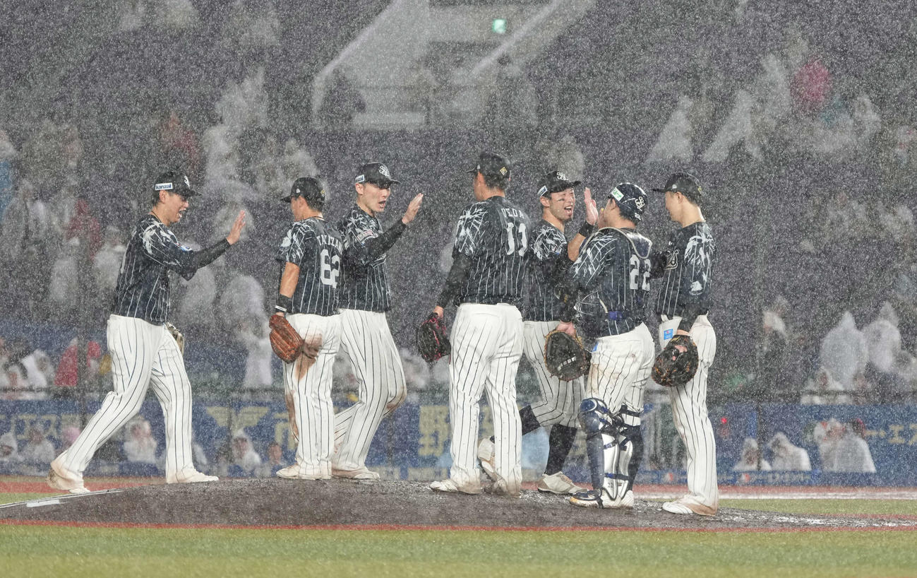 ロッテ対西武　開幕からのロッテ戦連敗を止める勝利に沸く西武ナイン（撮影・小沢裕）