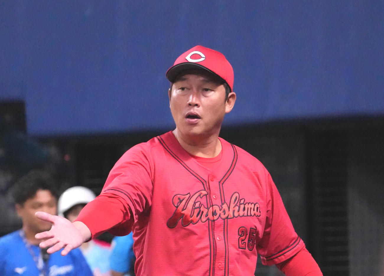 中日対広島　7回表終了、選手交代を告げる新井監督（撮影・森本幸一）