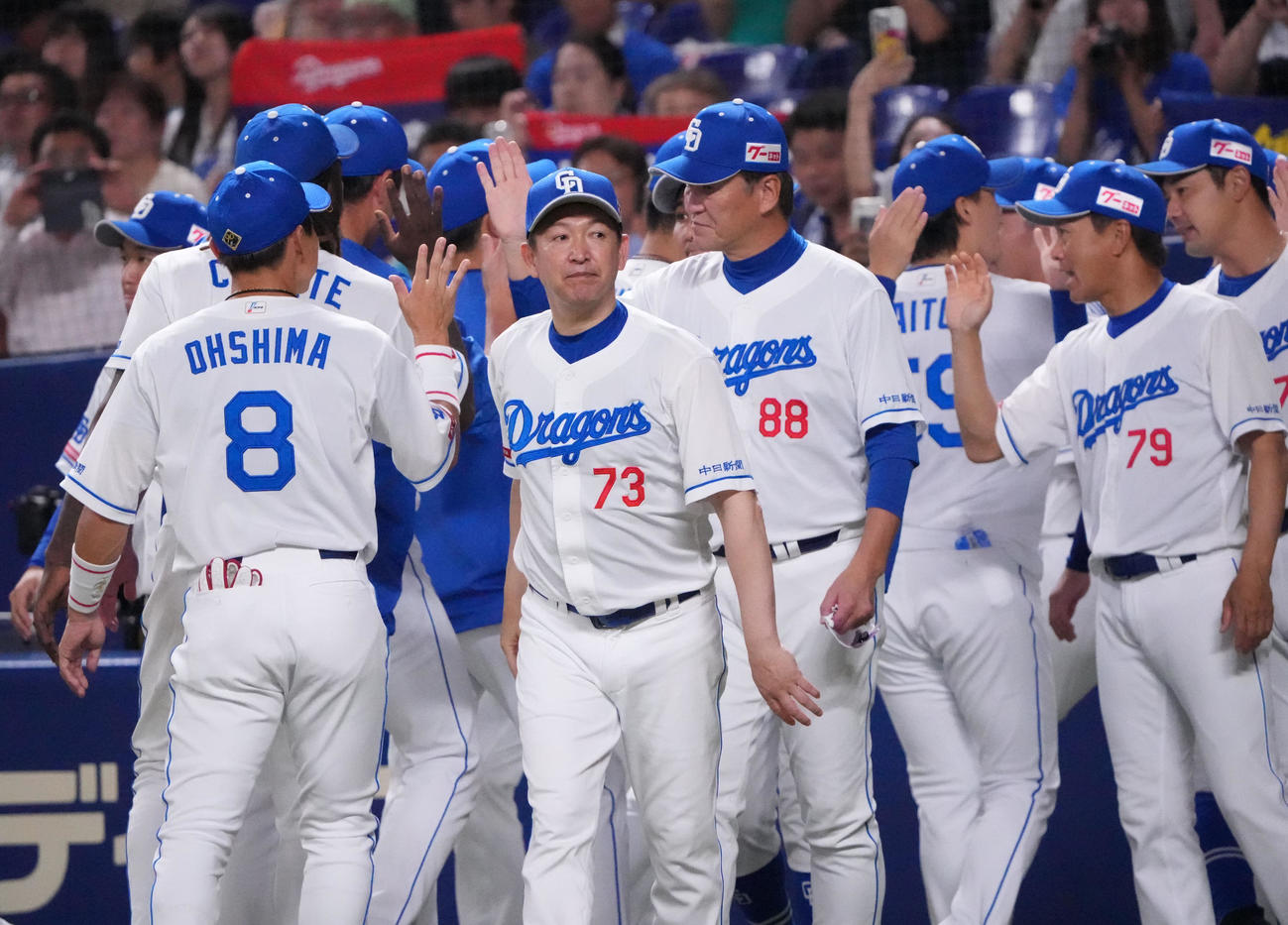 中日対広島　試合終了、ナインを迎える立浪監督（中央）（撮影・森本幸一）