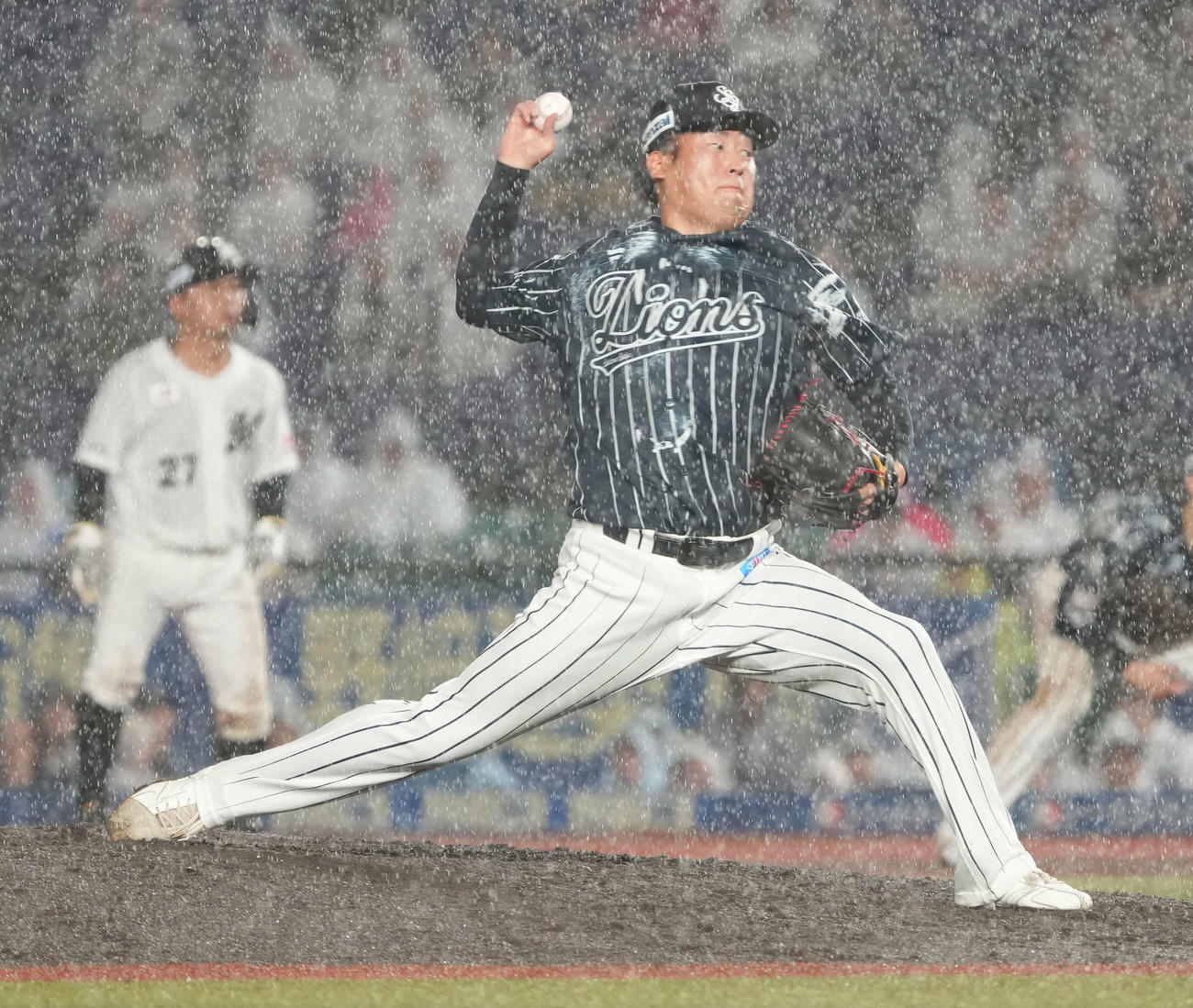 ロッテ対西武　西武5番手で登板した上田（撮影・小沢裕）