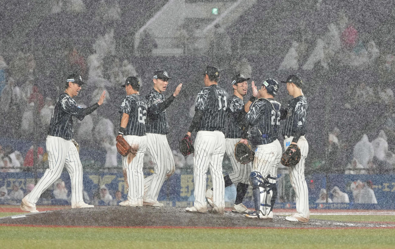 ロッテ対西武　開幕からのロッテ戦連敗を止め、大雨の中、勝利を喜び合う西武ナイン（撮影・小沢裕）