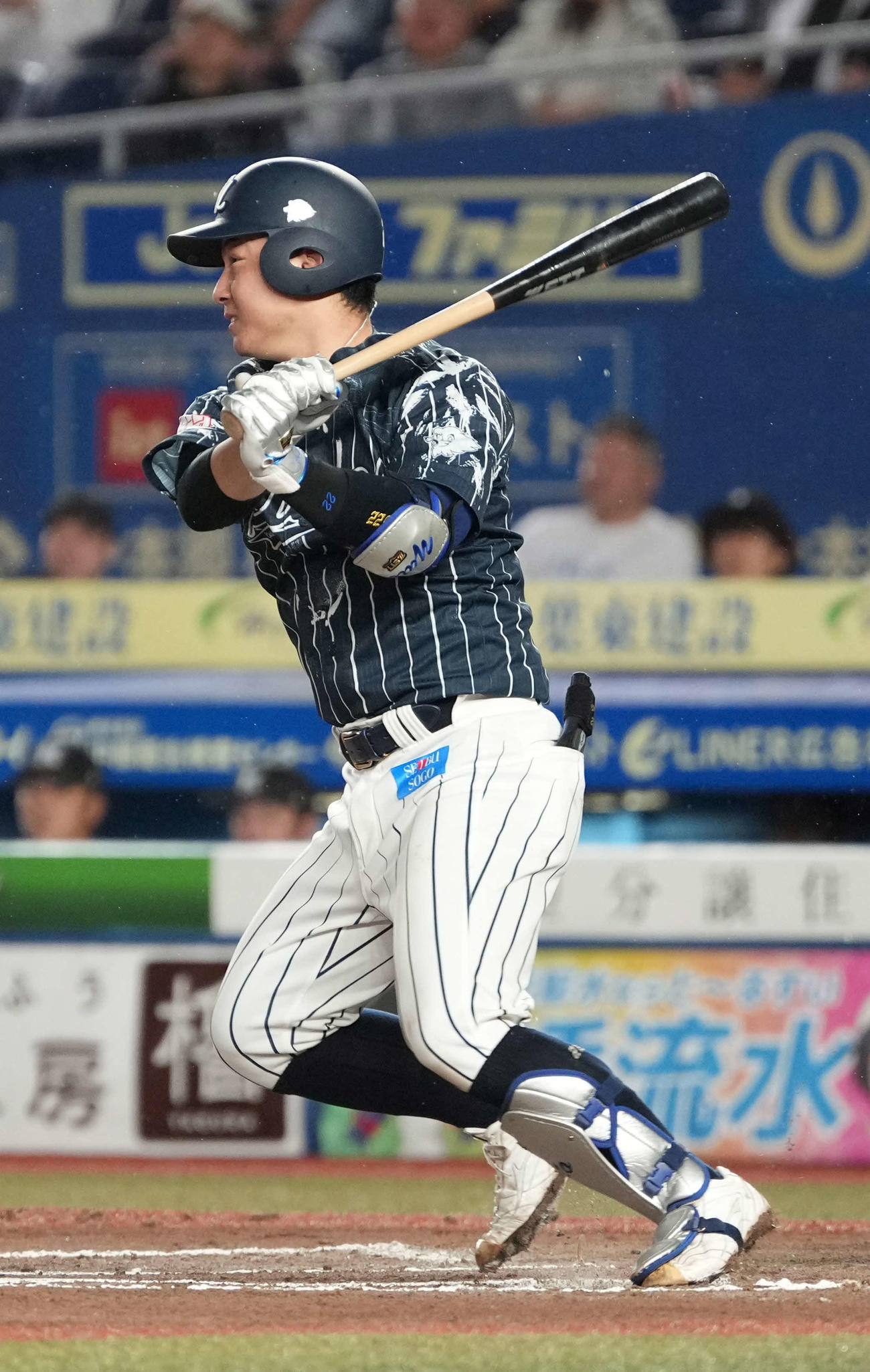 ロッテ対西武　6回表西武2死二、三塁、古賀は左2点適時二塁打を放つ（撮影・小沢裕）