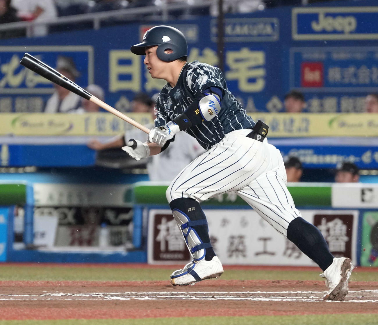 ロッテ対西武　6回表西武2死二、三塁、古賀は左2点適時二塁打を放つ（撮影・小沢裕）