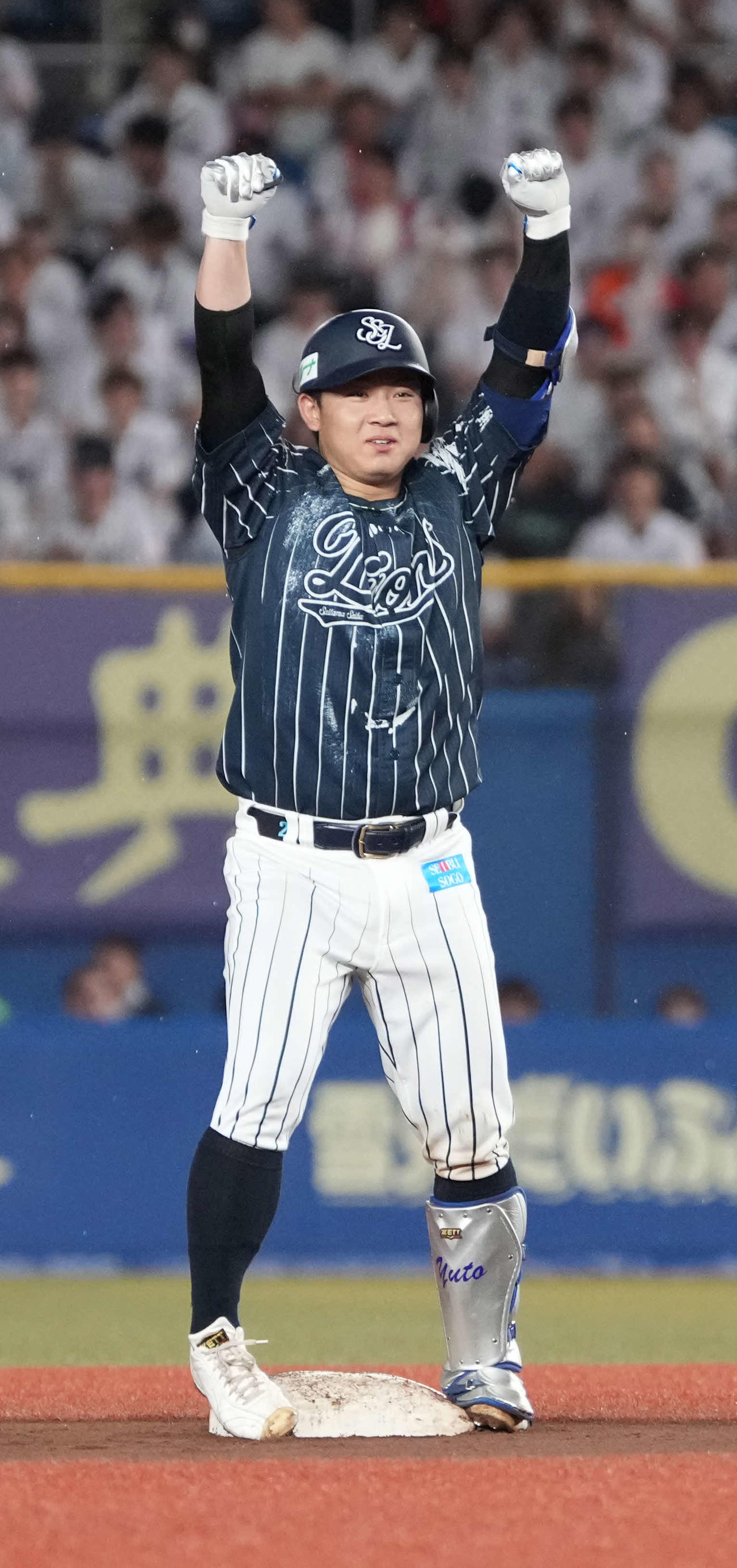 ロッテ対西武　6回表西武2死二、三塁、古賀は左2点適時二塁打を放ち、ガッツポーズ（撮影・小沢裕）
