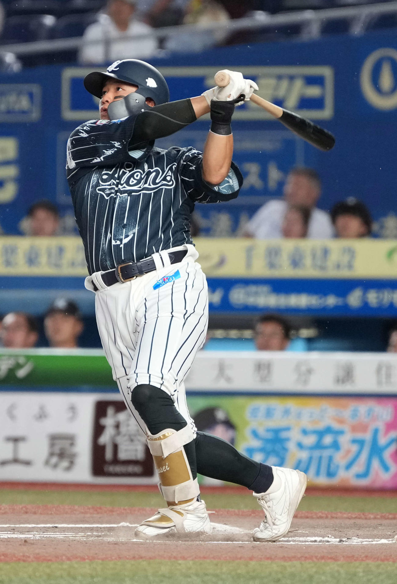 ロッテ対西武　1回表西武2死三塁、佐藤龍は左越えに先制2点本塁打を放つ（撮影・小沢裕）