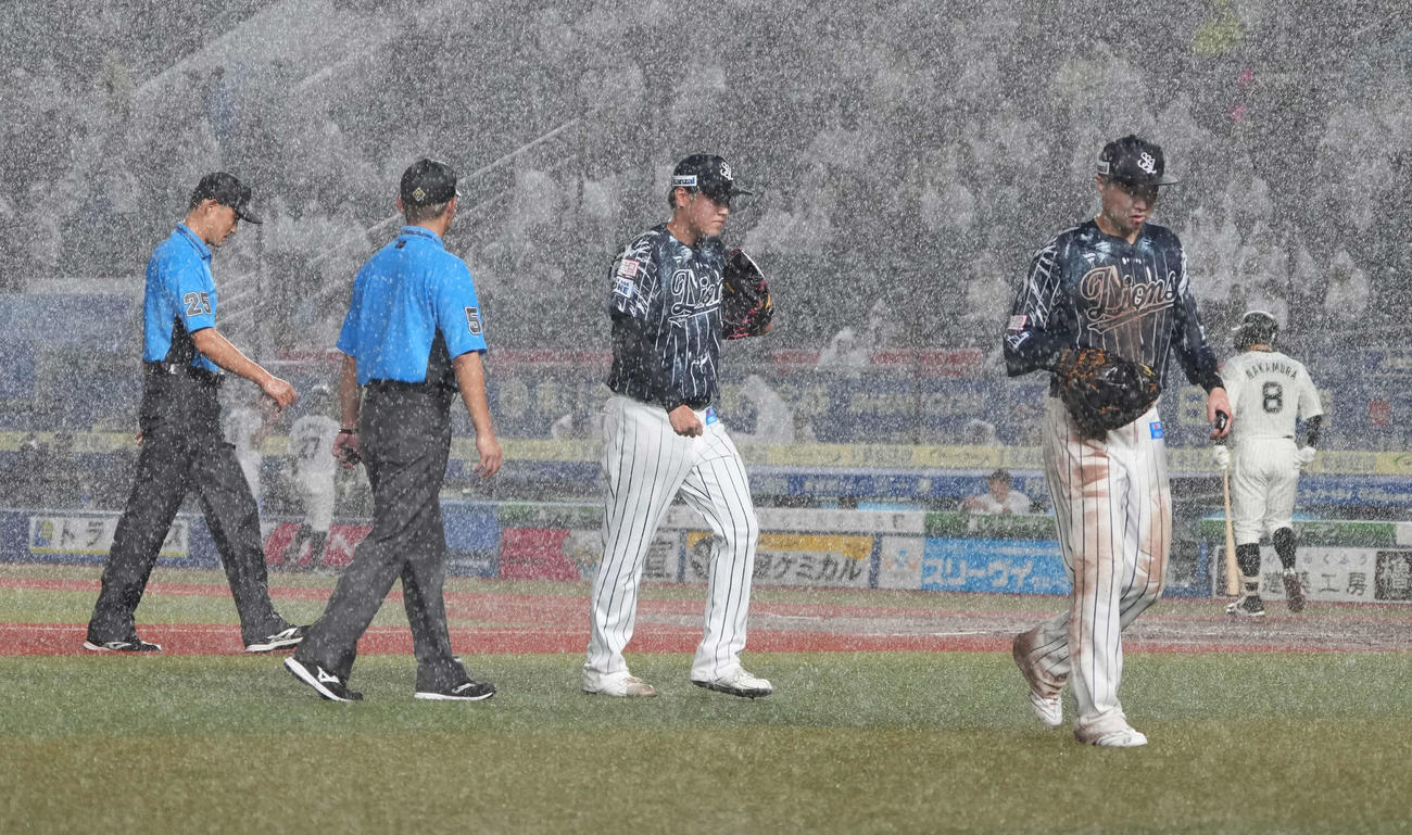 ロッテ対西武　9回裏ロッテ1死一塁、激しい降雨のため試合が一時中断となる（撮影・小沢裕）