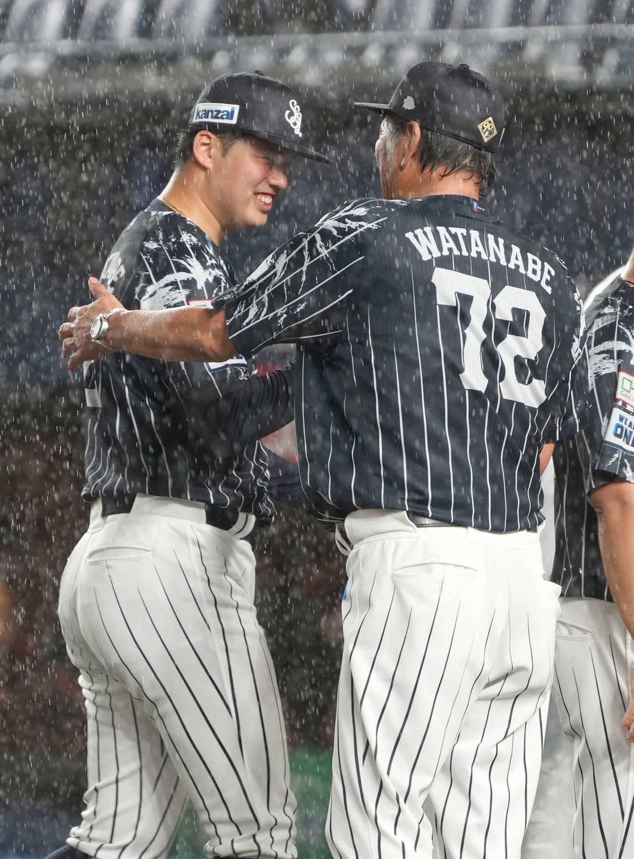 ロッテ対西武　渡辺監督代行（右）からねぎらわれる西武先発の渡辺（撮影・小沢裕）