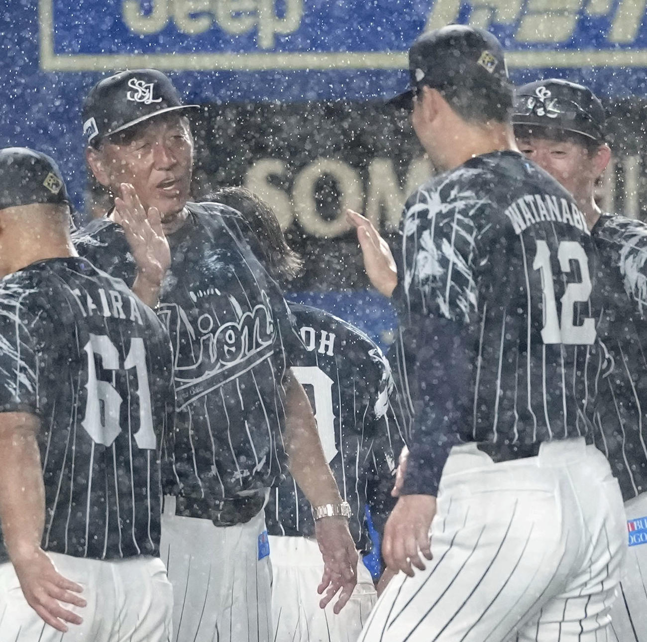 ロッテ対西武　今季のロッテ戦17試合目で初勝利を挙げ、渡辺とタッチを交わす西武・渡辺監督代行（共同）