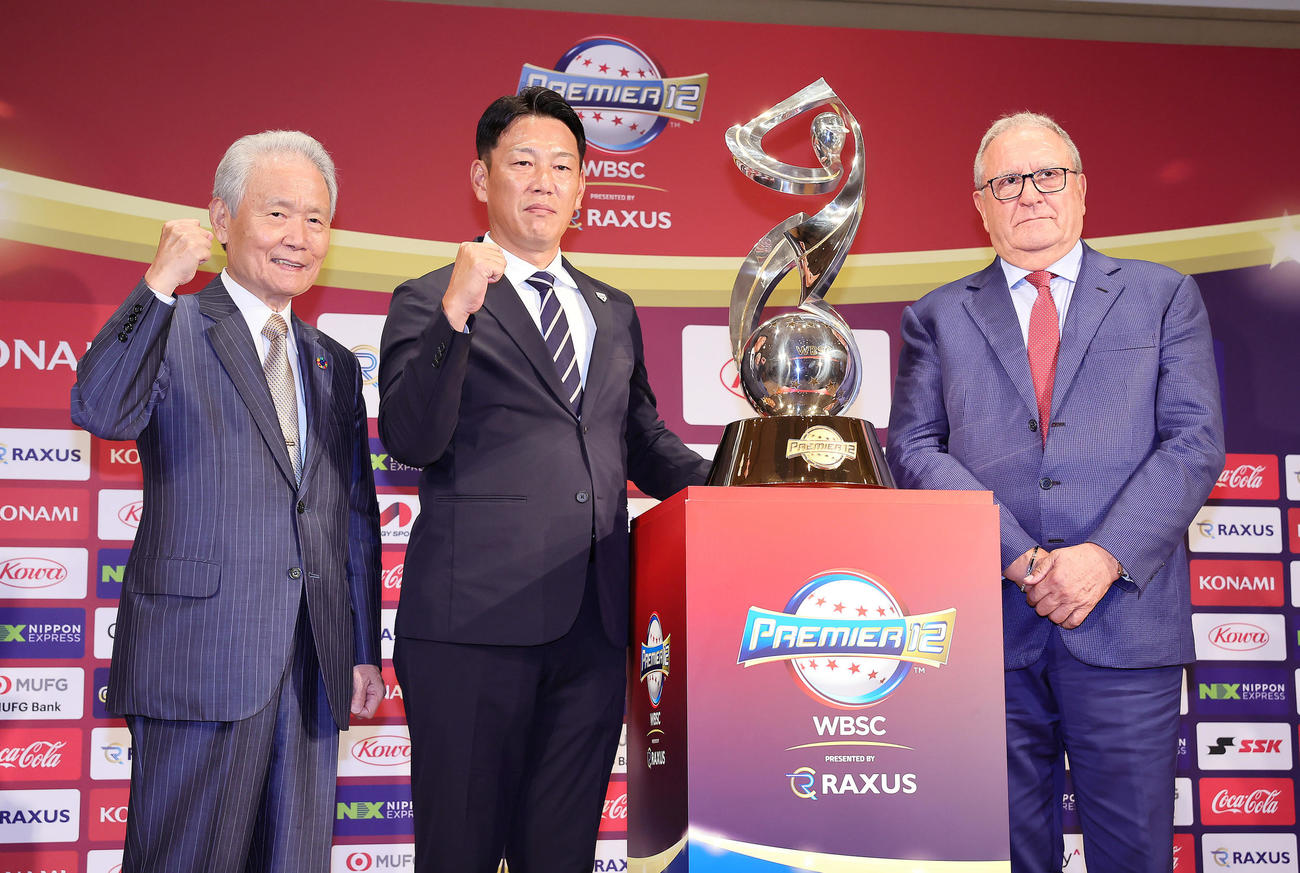 トロフィーを横にポーズを決める、左からNPB榊󠄀原コミッショナー、侍ジャパン井端監督、WBSCフラッカーリ会長（撮影・足立雅史）