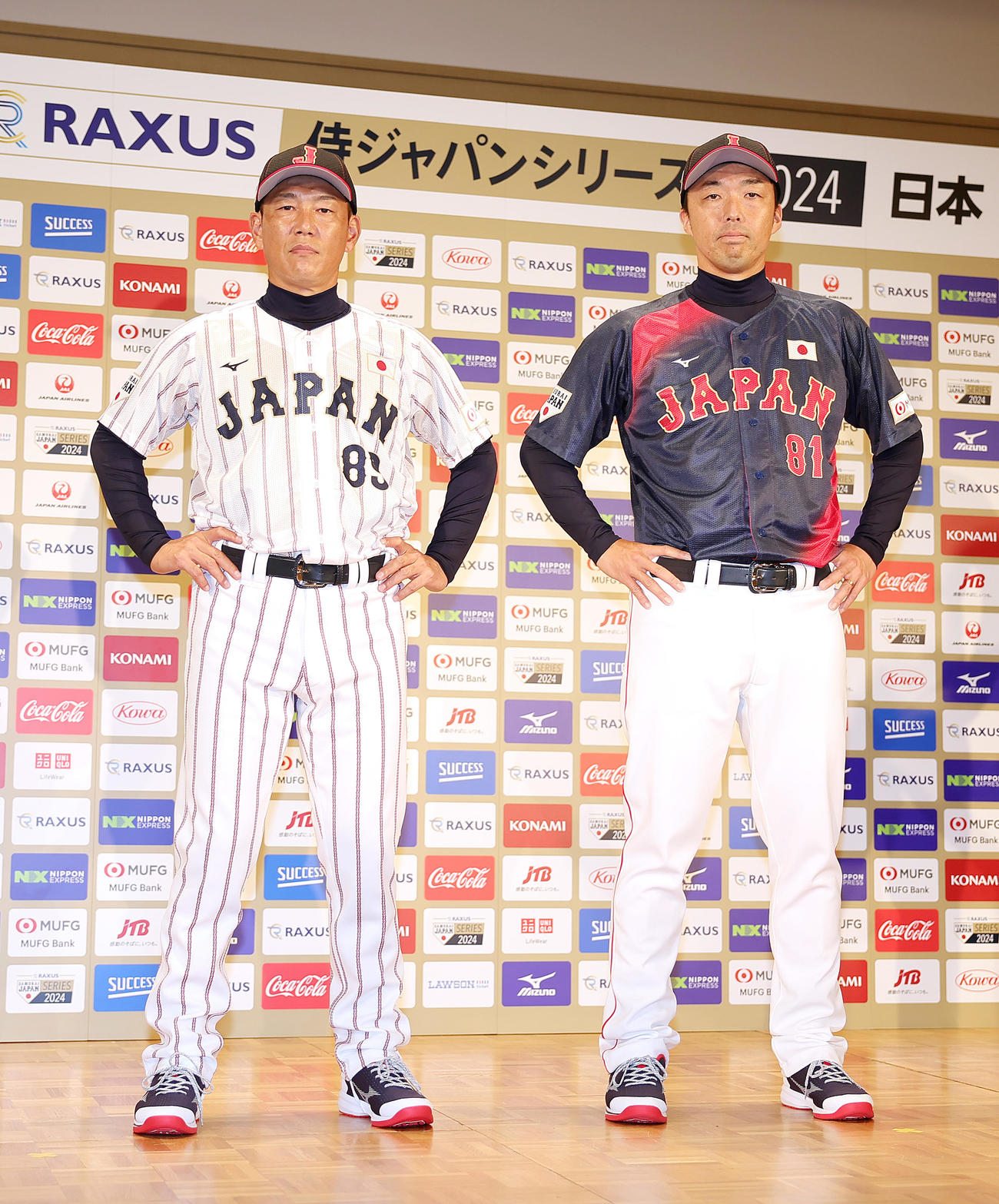 新ユニホーム発表に臨む侍ジャパン井端監督（左）と吉見コーチ（撮影・足立雅史）