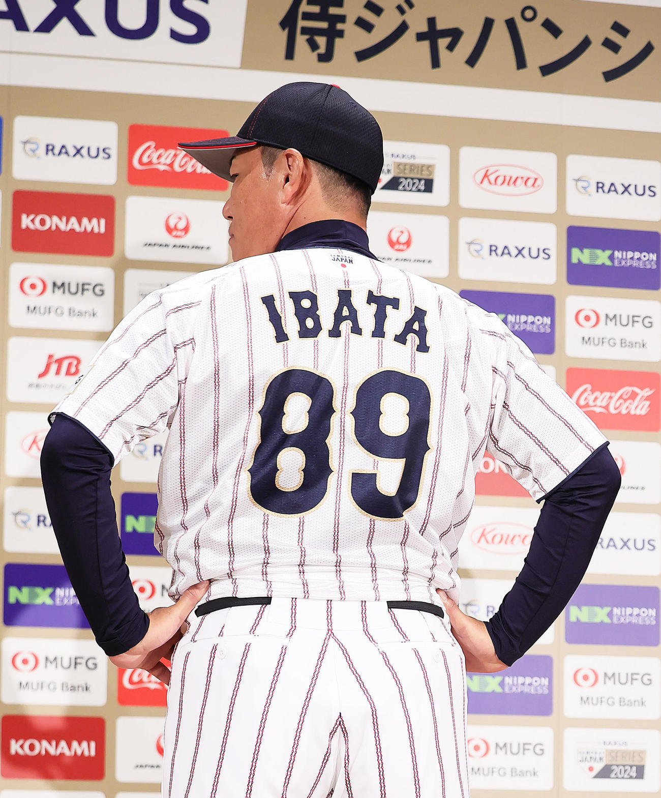 侍ジャパン新ユニホーム発表に臨む井端監督（撮影・足立雅史）