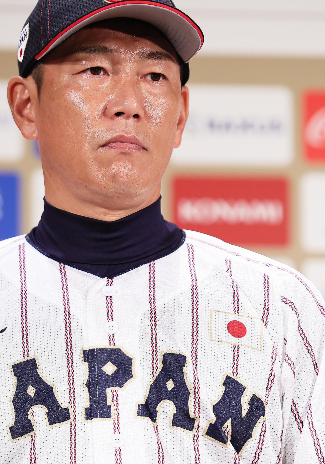 新ユニホーム発表に臨む侍ジャパン井端監督。ユニホームには「無双ストライプ」と名付けられたラインが入れられた（撮影・足立雅史）