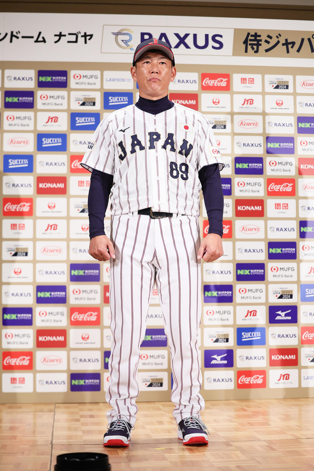 侍ジャパン新ユニホーム発表に臨む井端監督（撮影・足立雅史）