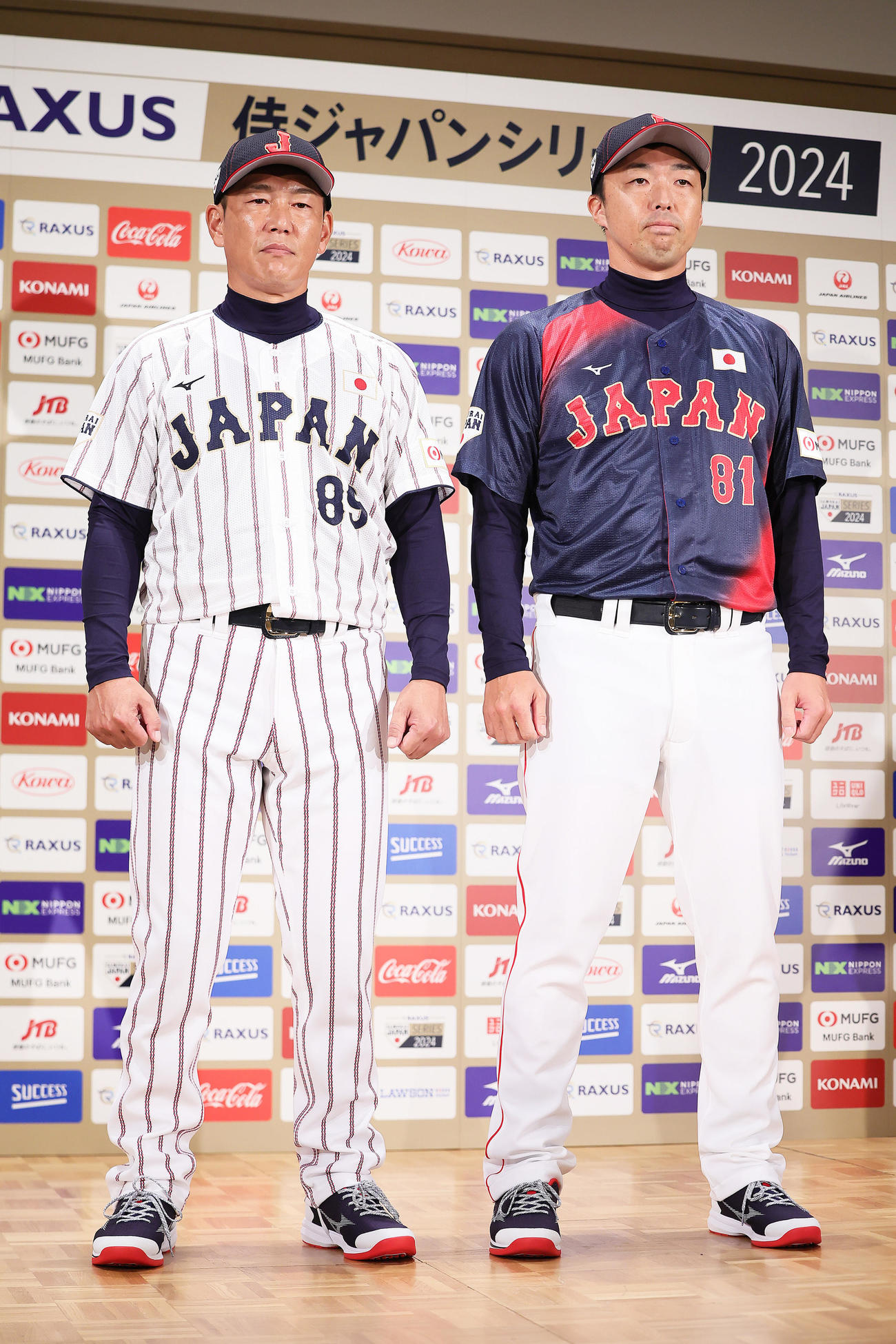 新ユニホーム発表に臨む侍ジャパン井端監督（左）と吉見コーチ（撮影・足立雅史）