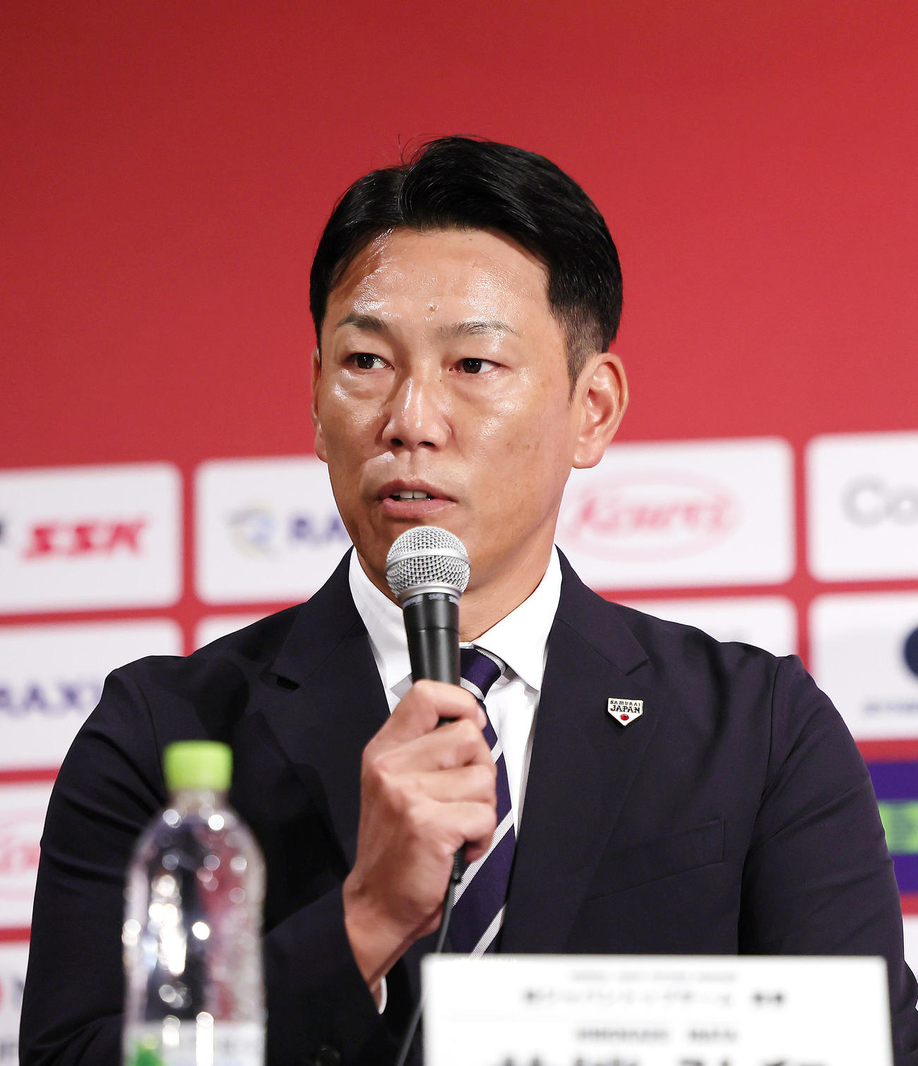 プレミア12開催概要発表会見に臨む侍ジャパン井端監督（撮影・足立雅史）