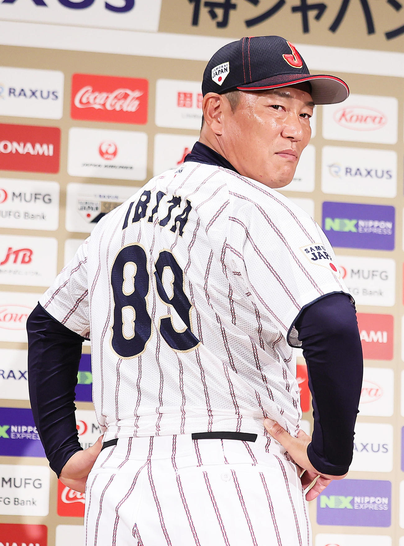 侍ジャパン新ユニホーム発表に臨む井端監督（撮影・足立雅史）