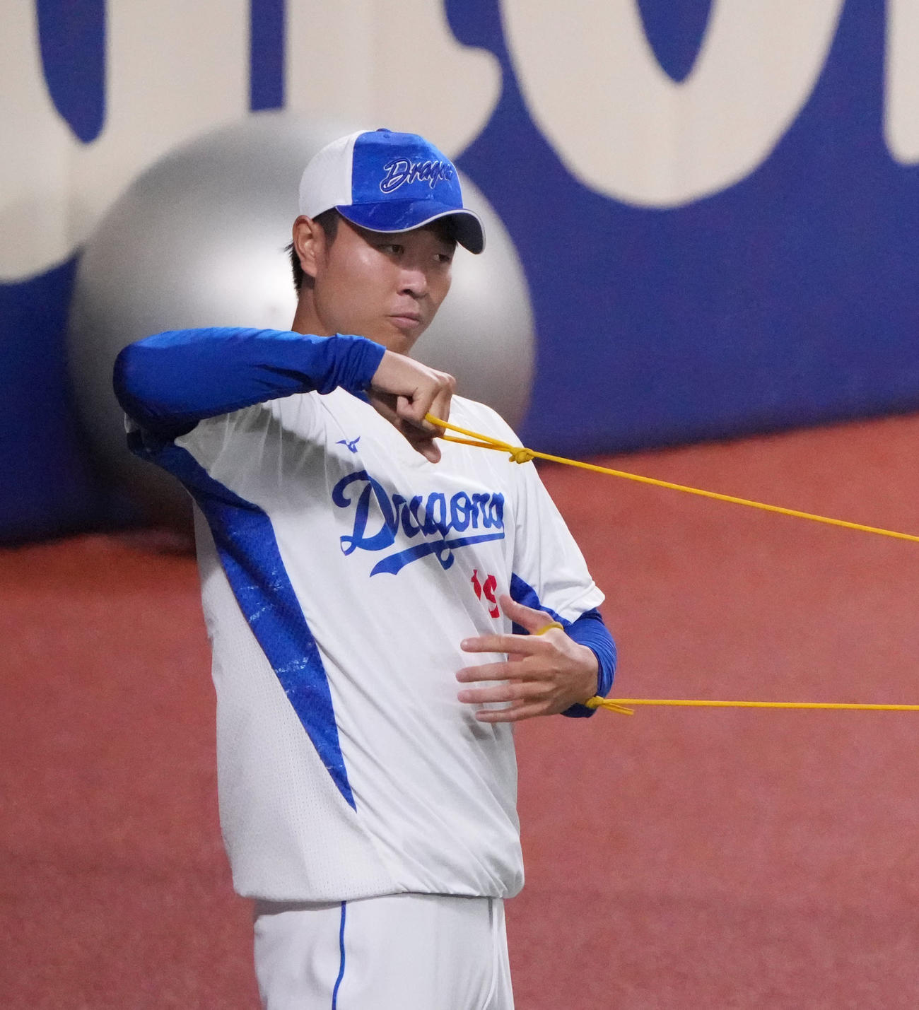 チューブを利用し体をほぐす高橋宏（撮影・森本幸一）