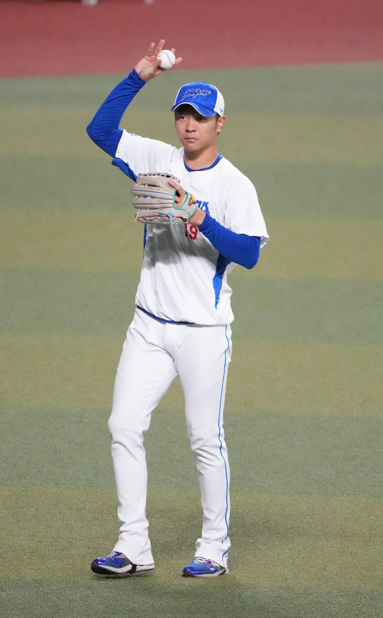 キャッチボールをする高橋宏（撮影・森本幸一）