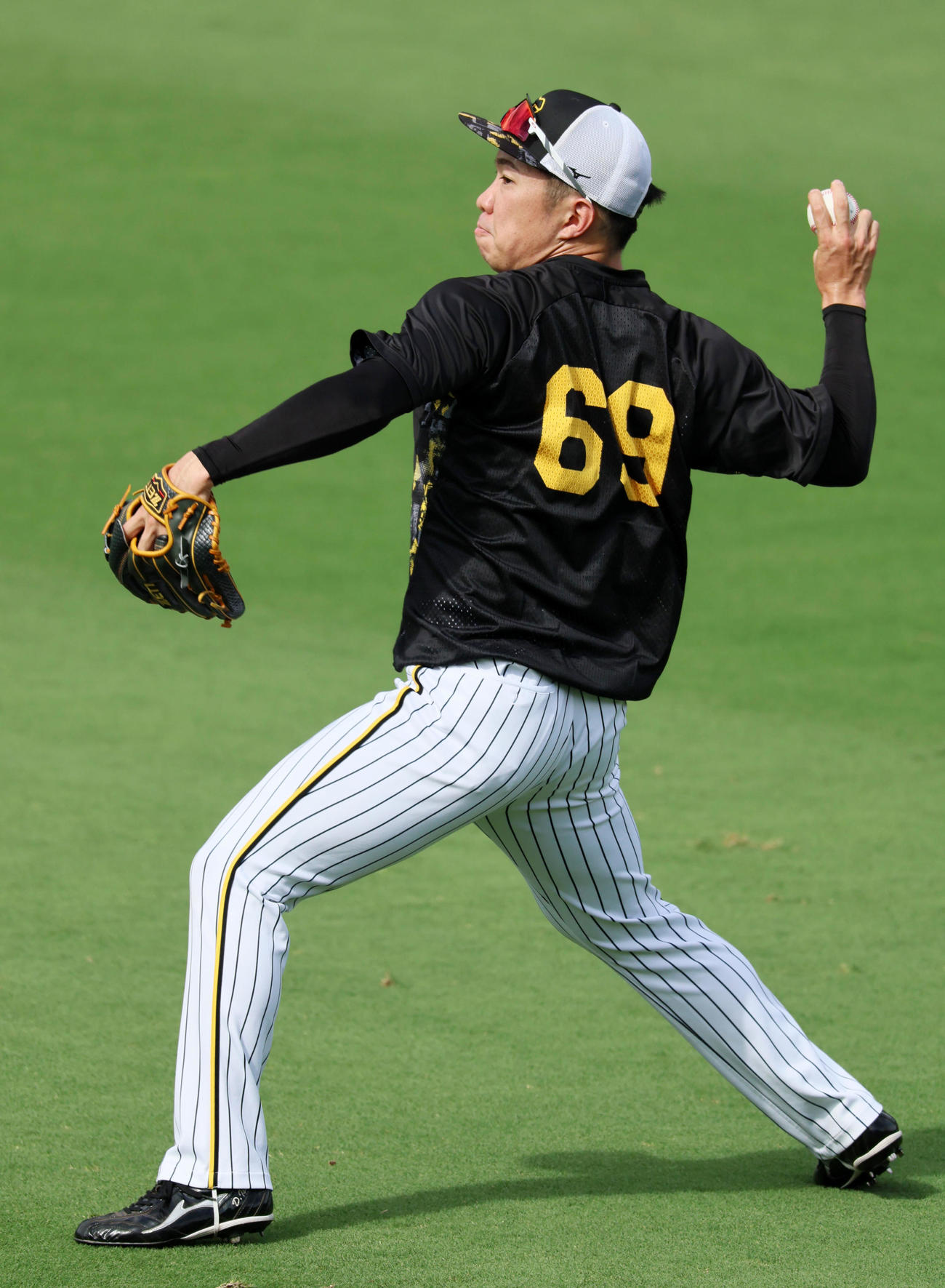 キャッチボールで調整する石井（撮影・加藤哉）