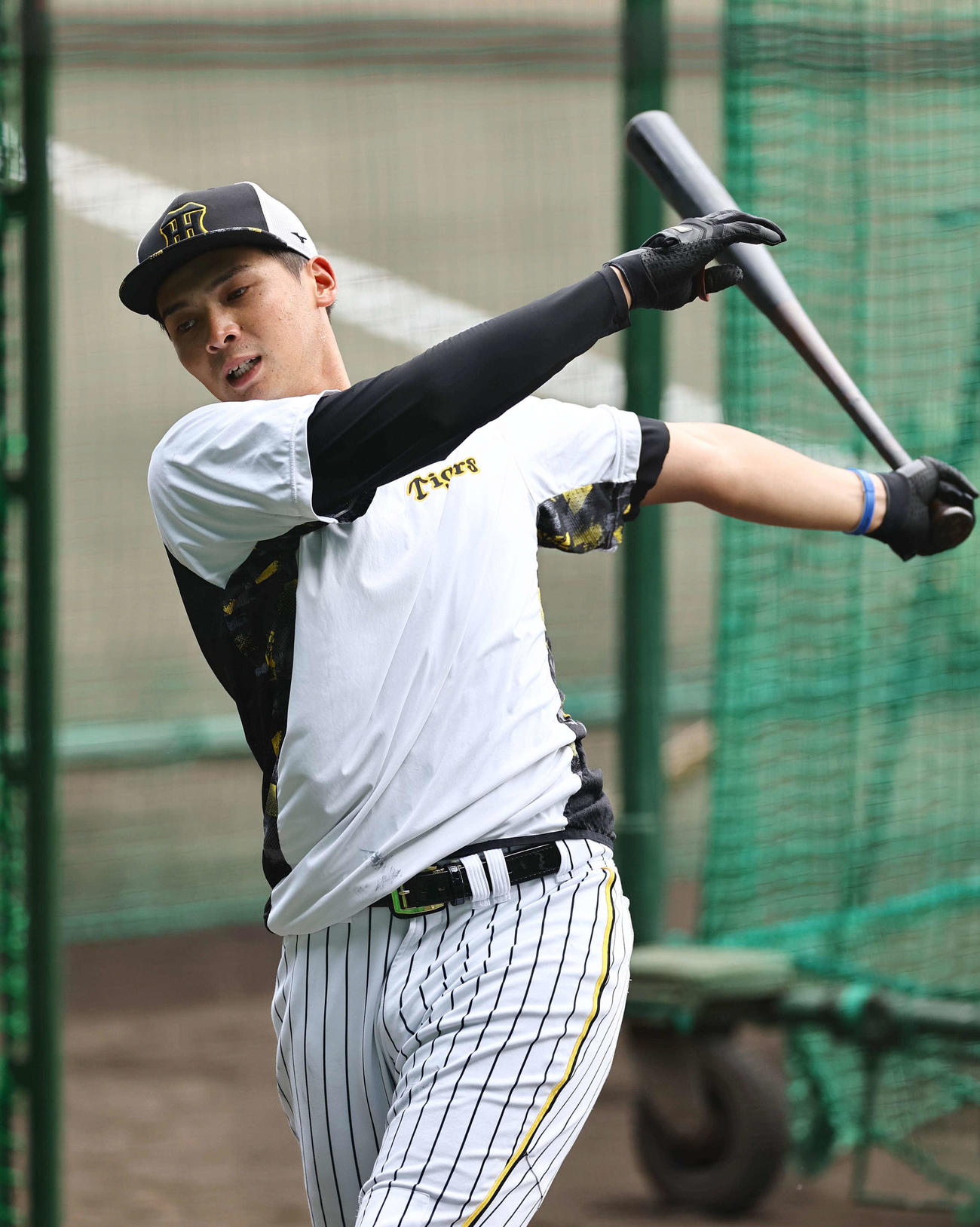 打撃練習をする井上（撮影・上田博志）