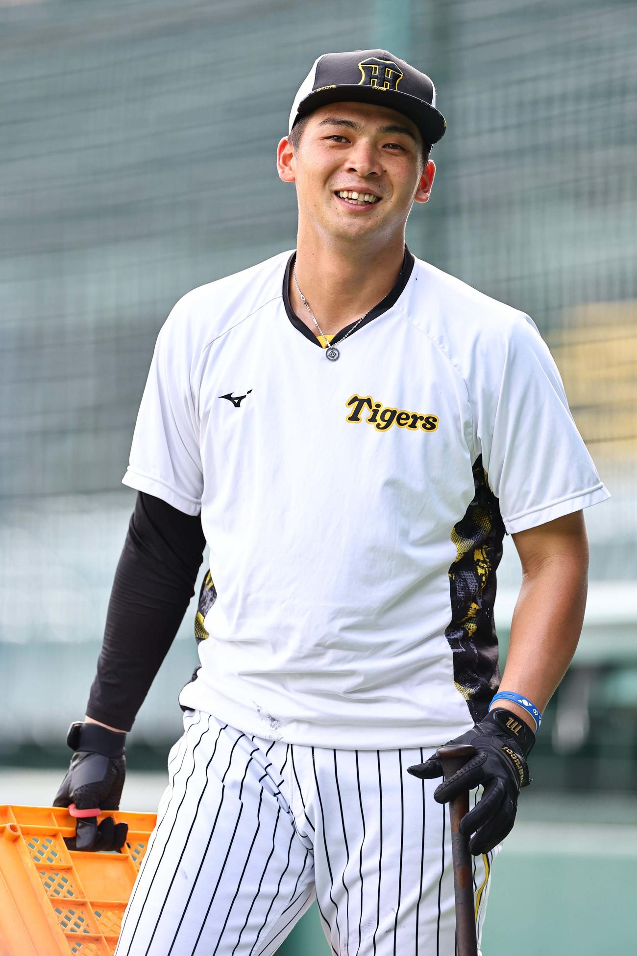 笑顔を見せながら練習に励む井上（撮影・上田博志）