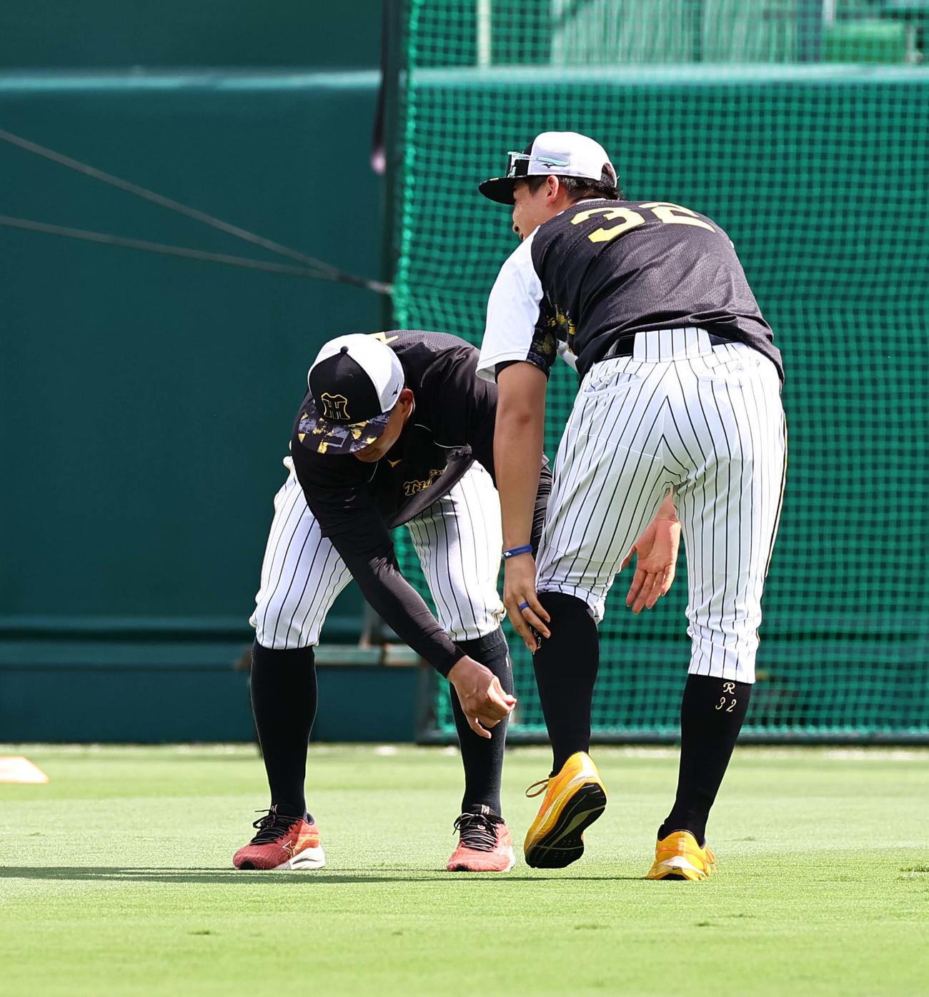 井上（右）のユニホームをひっぱる森下（撮影・上田博志）