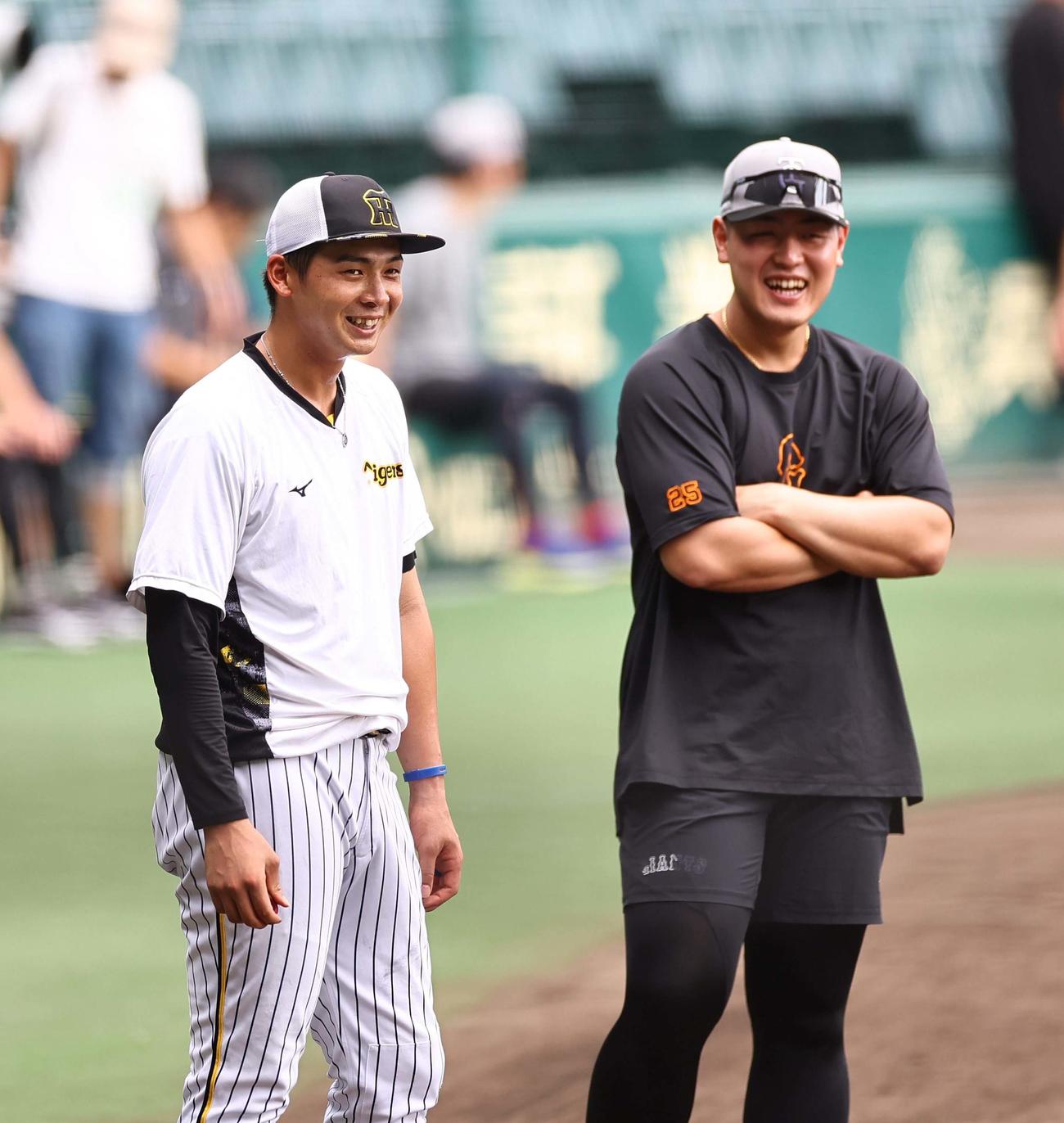 岡本（右）と談笑する井上（撮影・上田博志）