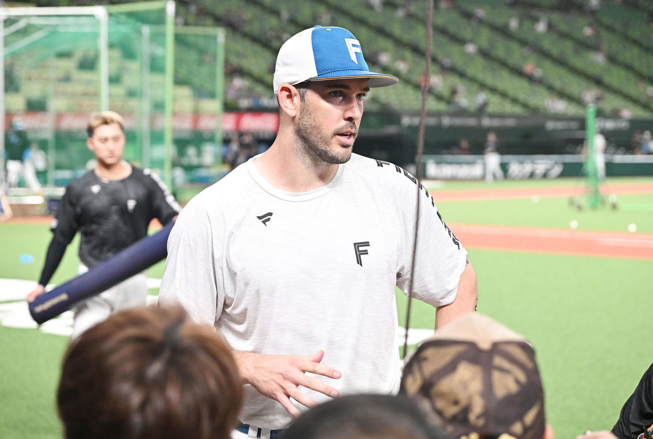 西武対日本ハム　試合前練習を終え取材に応じる日本ハムのバーヘイゲン（撮影・滝沢徹郎）