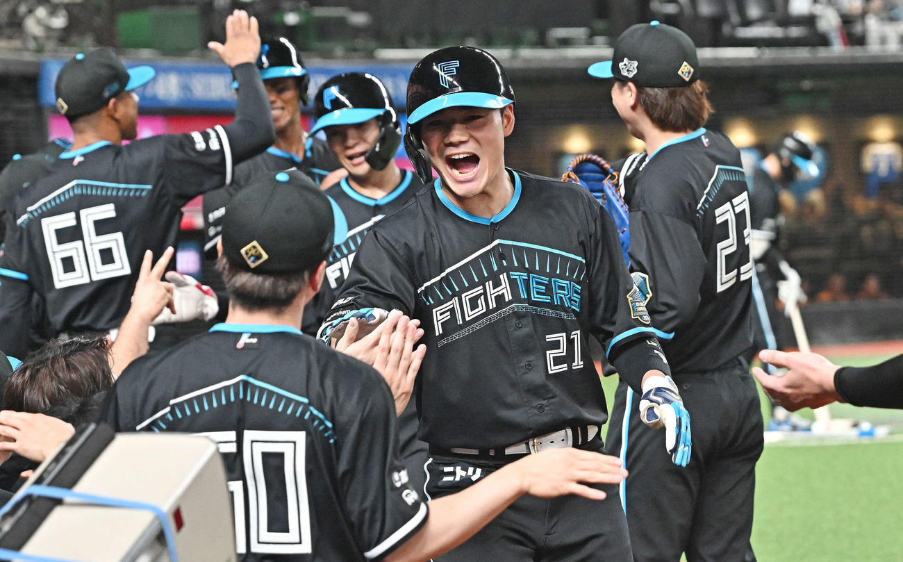 西武対日本ハム　3回表日本ハム1死一、二塁、先制3点本塁打を放った清宮（中央）はチームメートとタッチをかわす（撮影・滝沢徹郎）