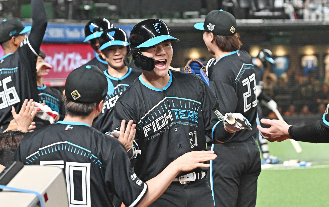 西武対日本ハム　3回表日本ハム1死一、二塁、先制3点本塁打を放った清宮（中央）は生還しチームメートとタッチをかわす（撮影・滝沢徹郎）