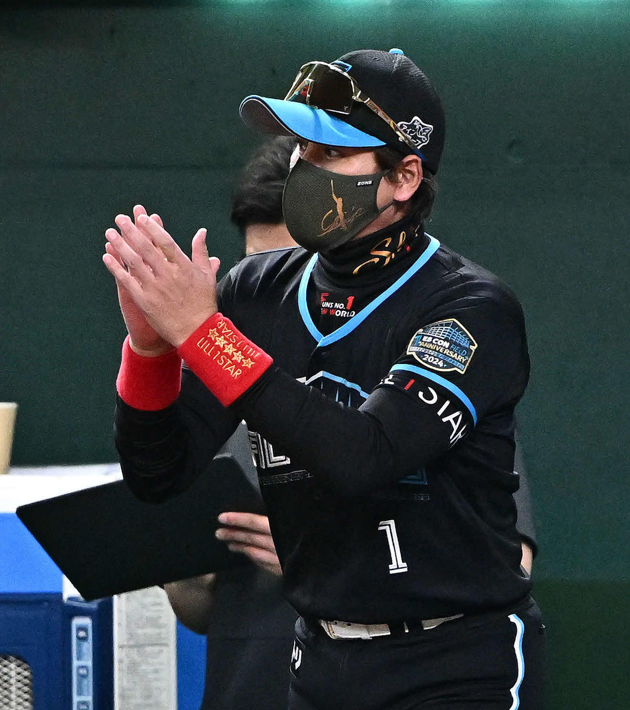 西武対日本ハム　選手に拍手を送る日本ハム新庄監督（撮影・滝沢徹郎）