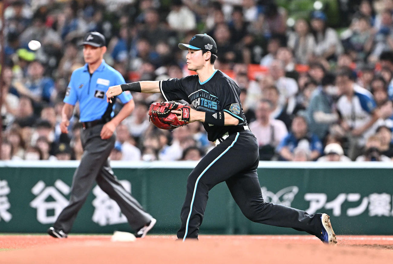 西武対日本ハム　1回裏西武1死一塁、西川の一ゴロで二塁に悪送球する清宮（撮影・滝沢徹郎）