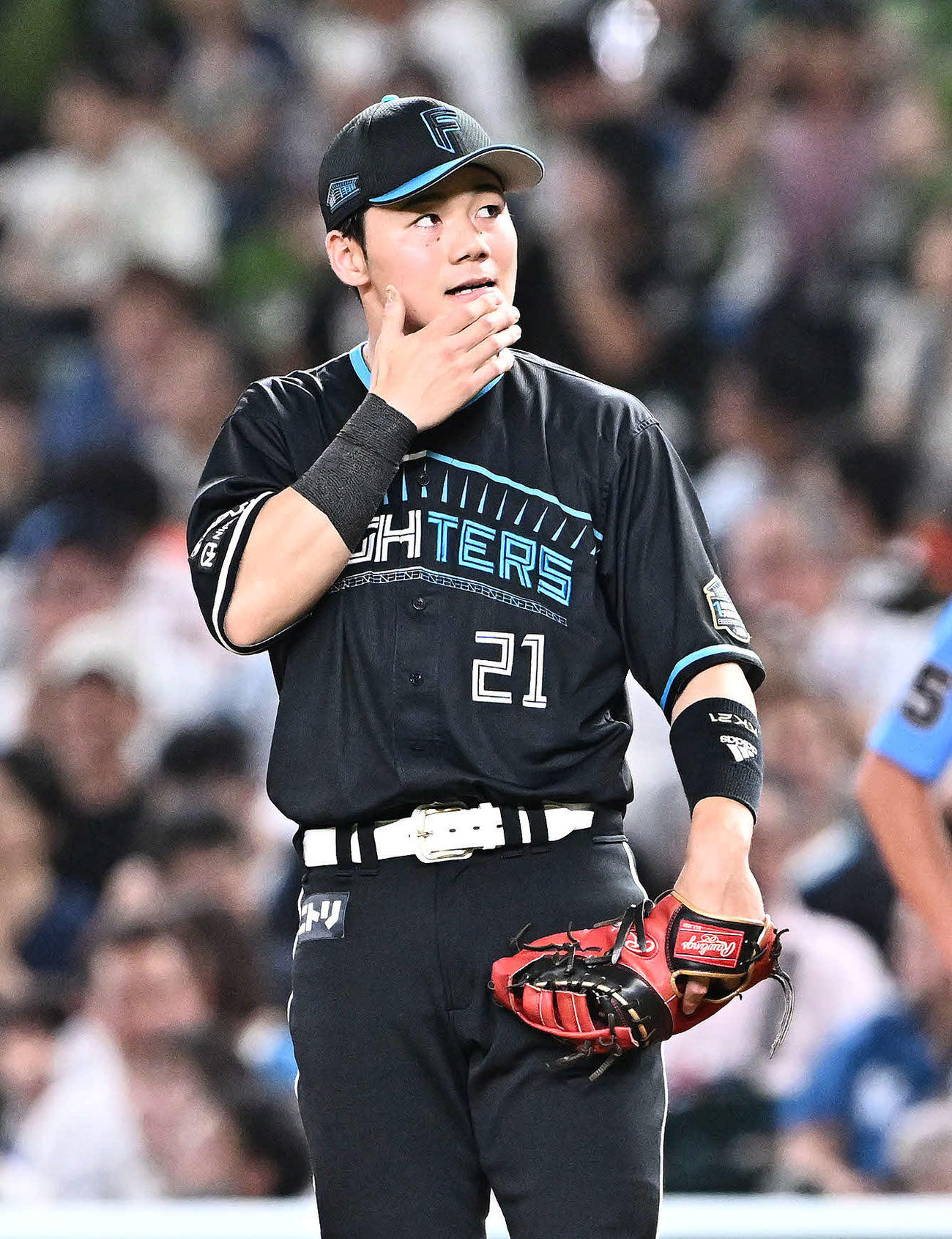 西武対日本ハム　1回裏西武1死一塁、西川の一ゴロで二塁に悪送球し浮かない表情の清宮（撮影・滝沢徹郎）