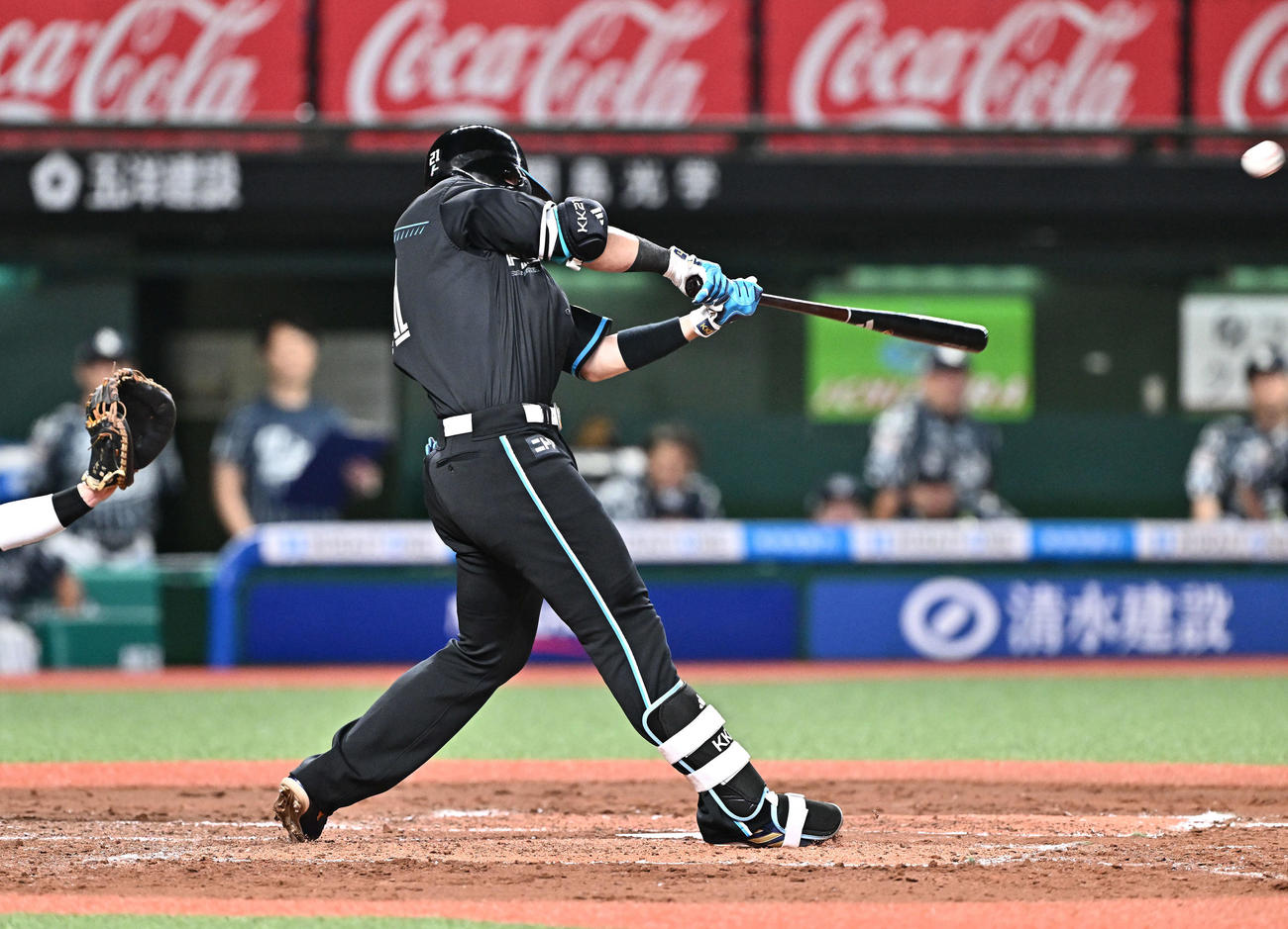 西武対日本ハム　3回表日本ハム1死一、二塁、清宮は右中間へ先制3点本塁打を放つ（撮影・滝沢徹郎）